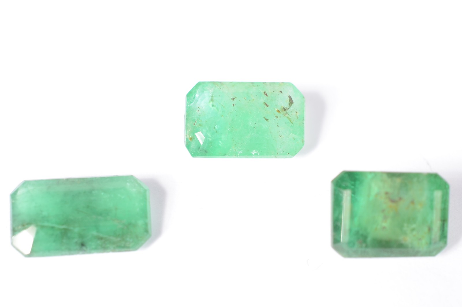 Conjunto composto com 3 pedras esmeraldas, sendo: a- 9,6x5,8mm... - foto 2 de 2