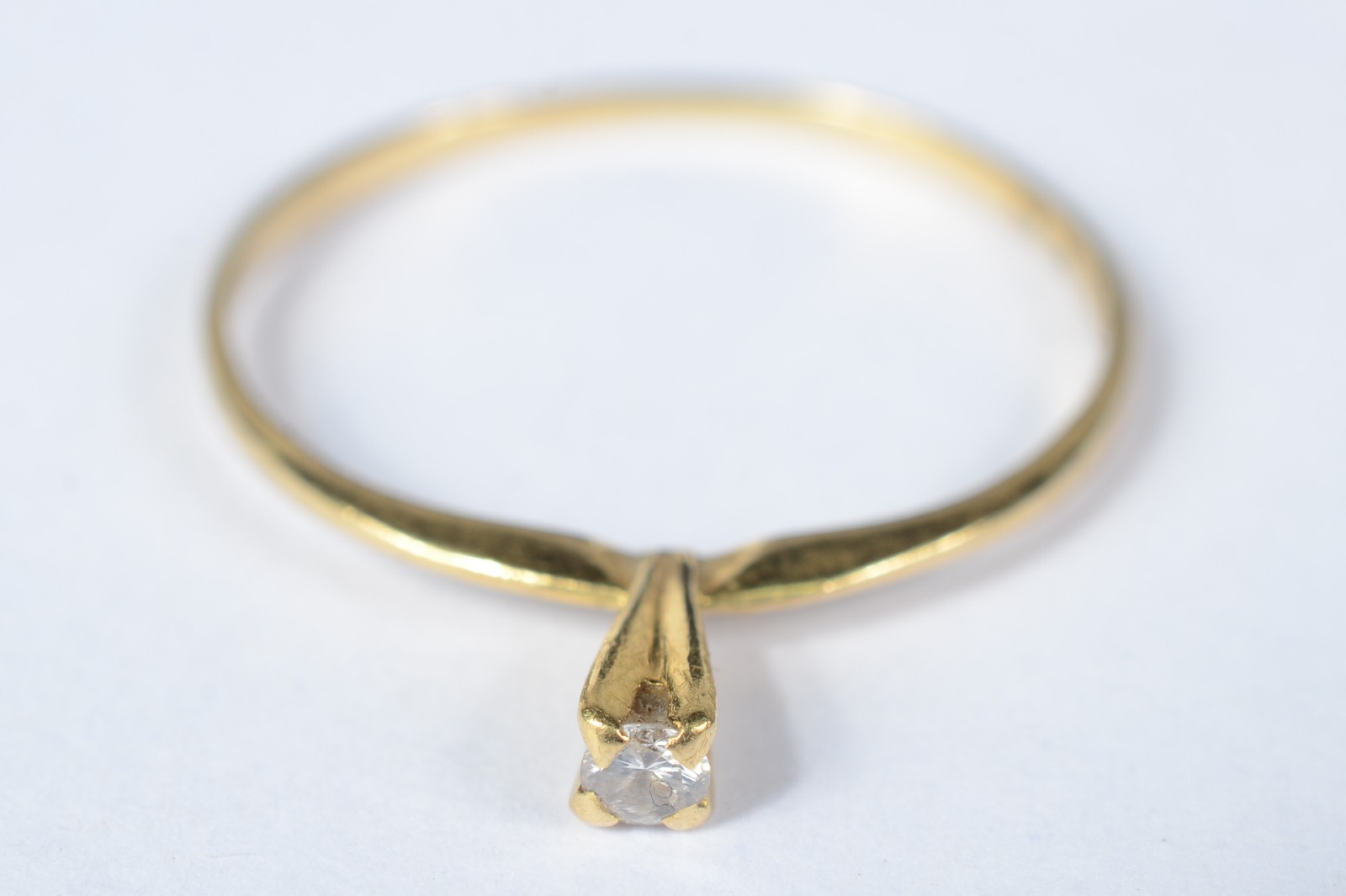 Solitário de ouro amarelo 750 com brilhantes. Peso 0,9g. (Por motivos... - foto 1 de 7