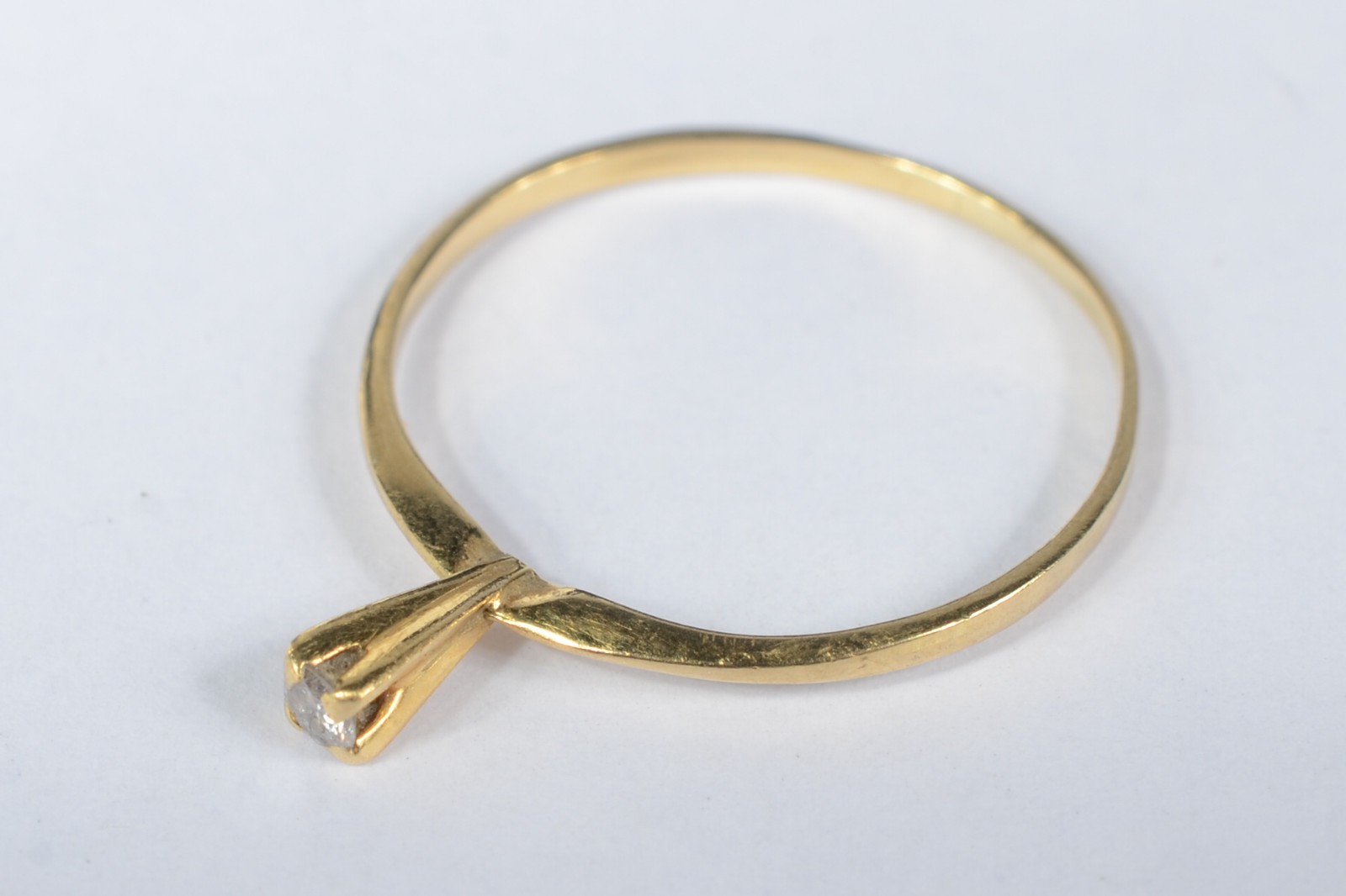 Solitário de ouro amarelo 750 com brilhantes. Peso 0,9g. (Por motivos... - foto 2 de 7