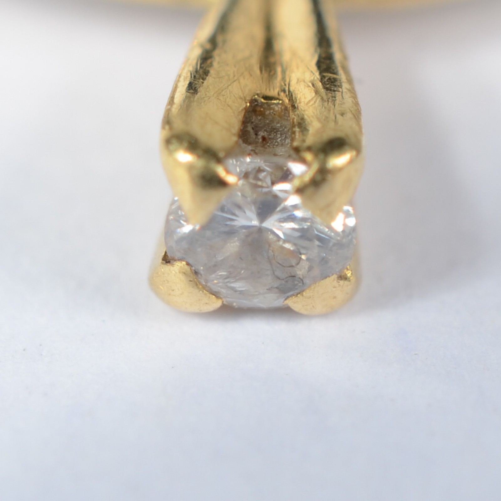 Solitário de ouro amarelo 750 com brilhantes. Peso 0,9g. (Por motivos... - foto 4 de 7