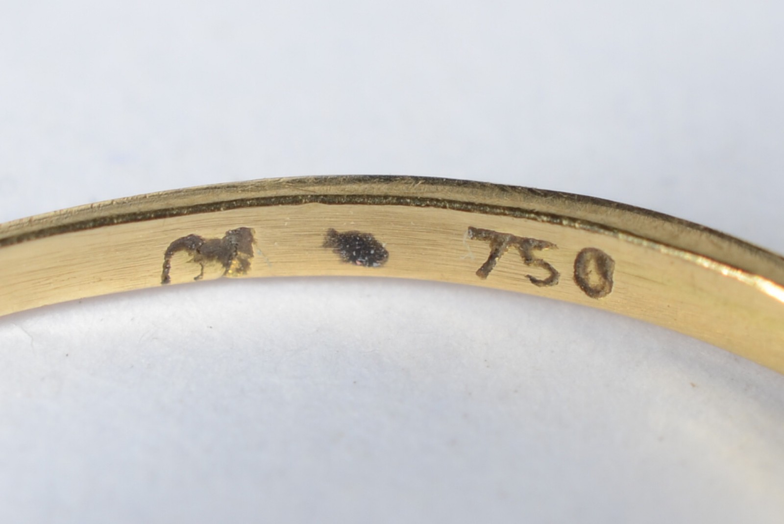 Solitário de ouro amarelo 750 com brilhantes. Peso 0,9g. (Por motivos... - foto 5 de 7