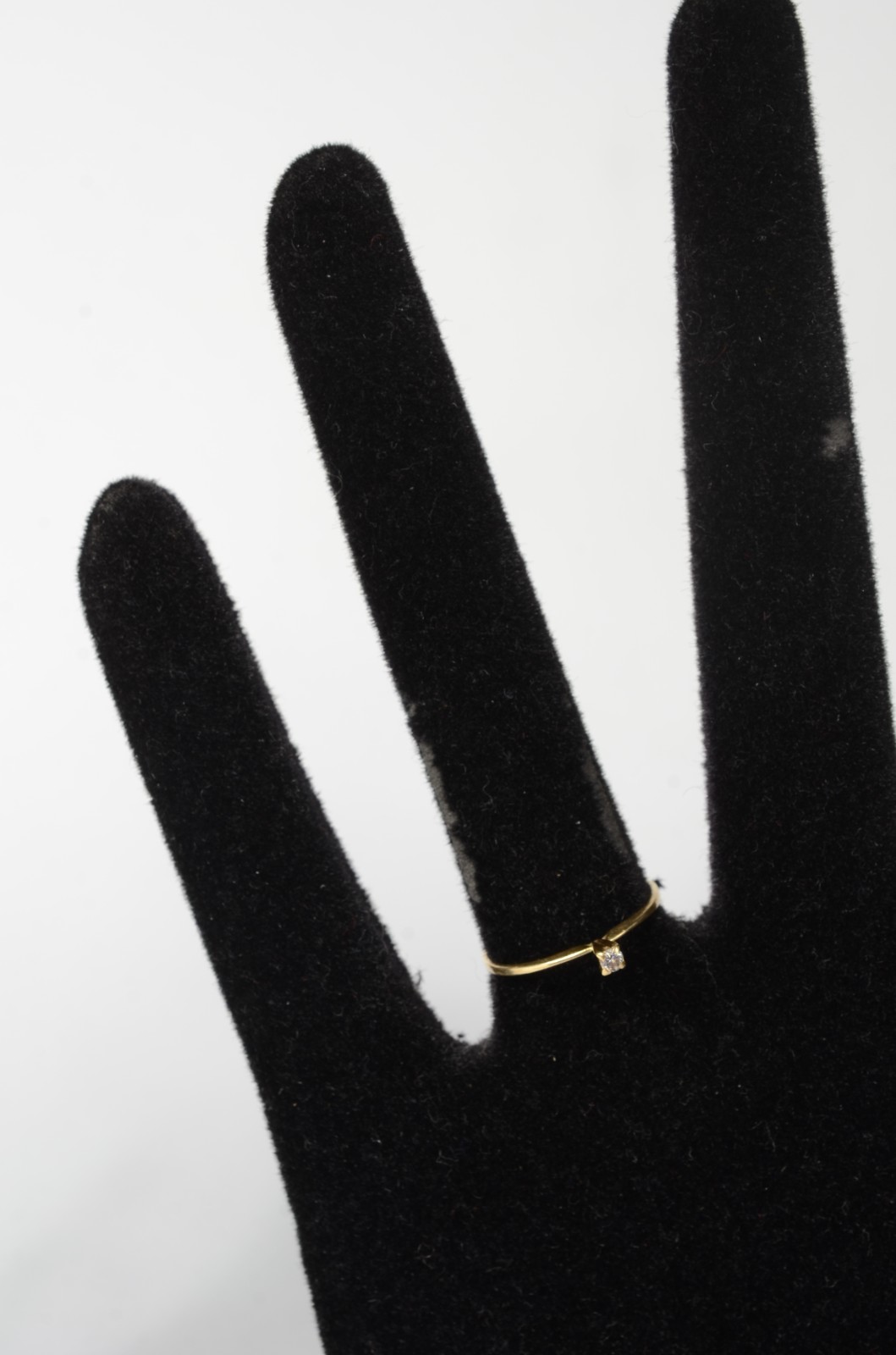 Solitário de ouro amarelo 750 com brilhantes. Peso 0,9g. (Por motivos... - foto 6 de 7