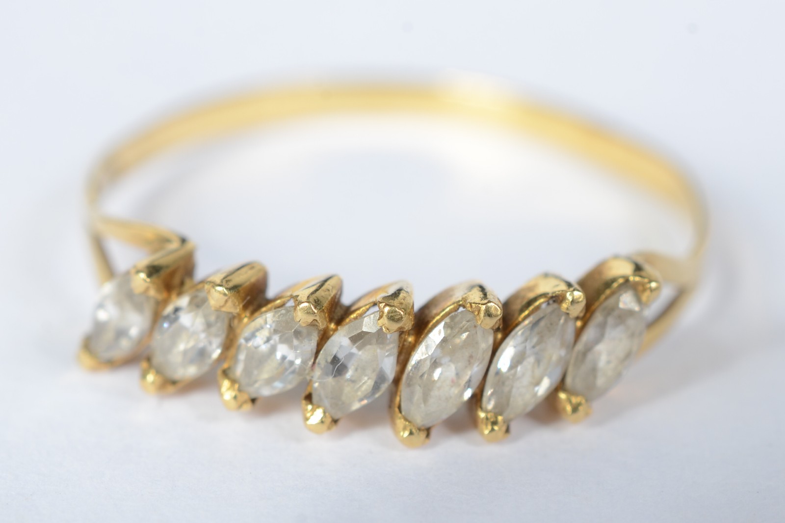 Meia aliança de ouro amarelo 18k cravejado com 7 safiras brancas. Aro... - foto 1 de 6