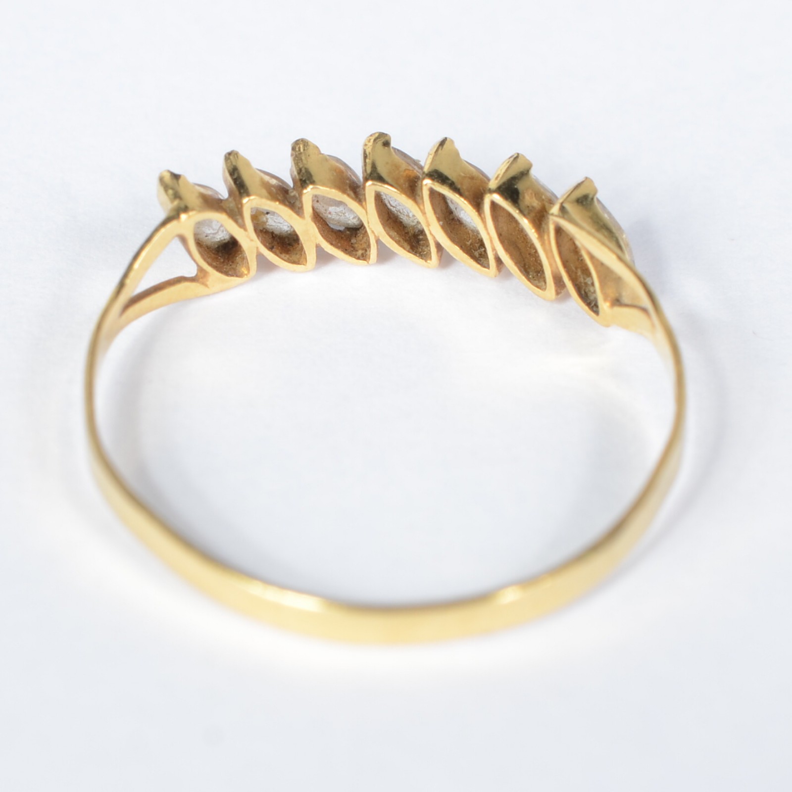 Meia aliança de ouro amarelo 18k cravejado com 7 safiras brancas. Aro... - foto 3 de 6