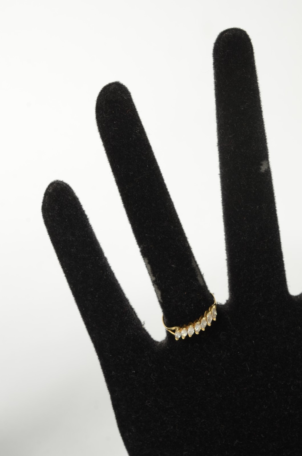 Meia aliança de ouro amarelo 18k cravejado com 7 safiras brancas. Aro... - foto 5 de 6