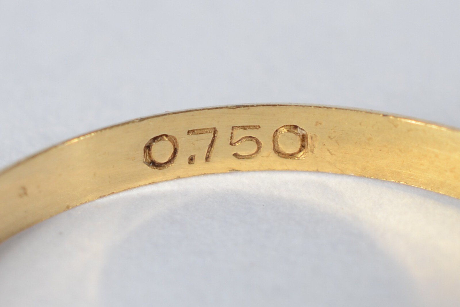 Meia aliança de ouro amarelo 18k com pedras vermelhas. Aro 16 (Por... - foto 4 de 7