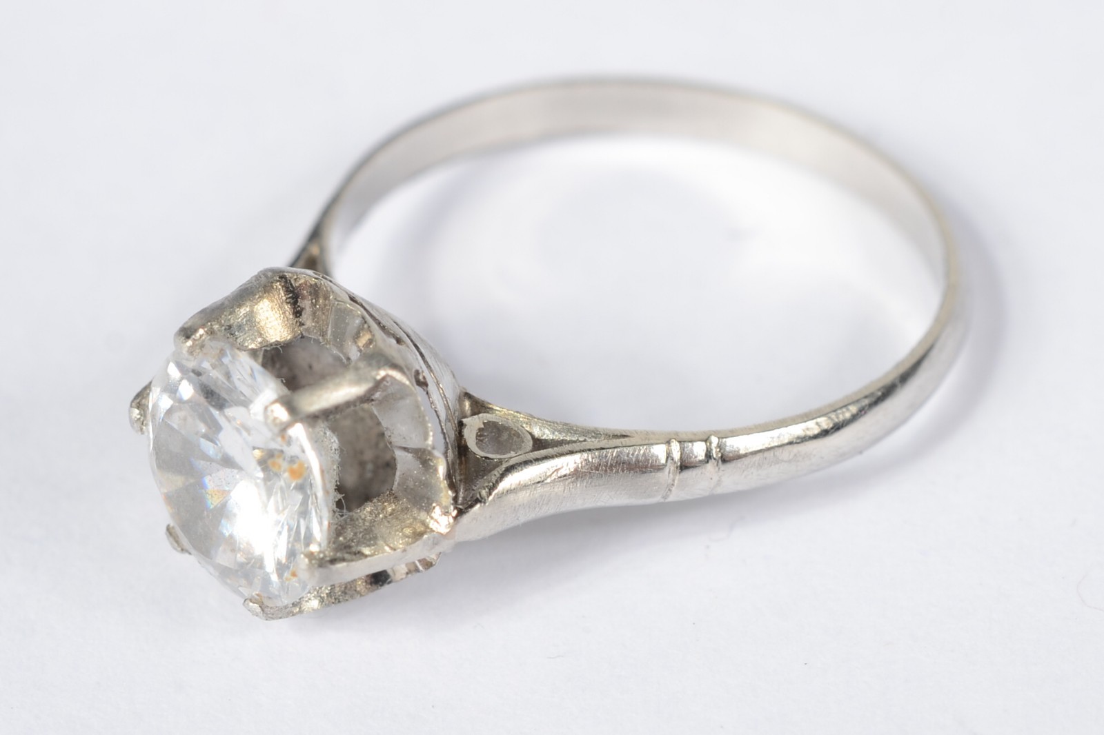 Anel de ouro branco com uma safira branca. Aro 14. Peso: 2,9g. (Por... - foto 1 de 6