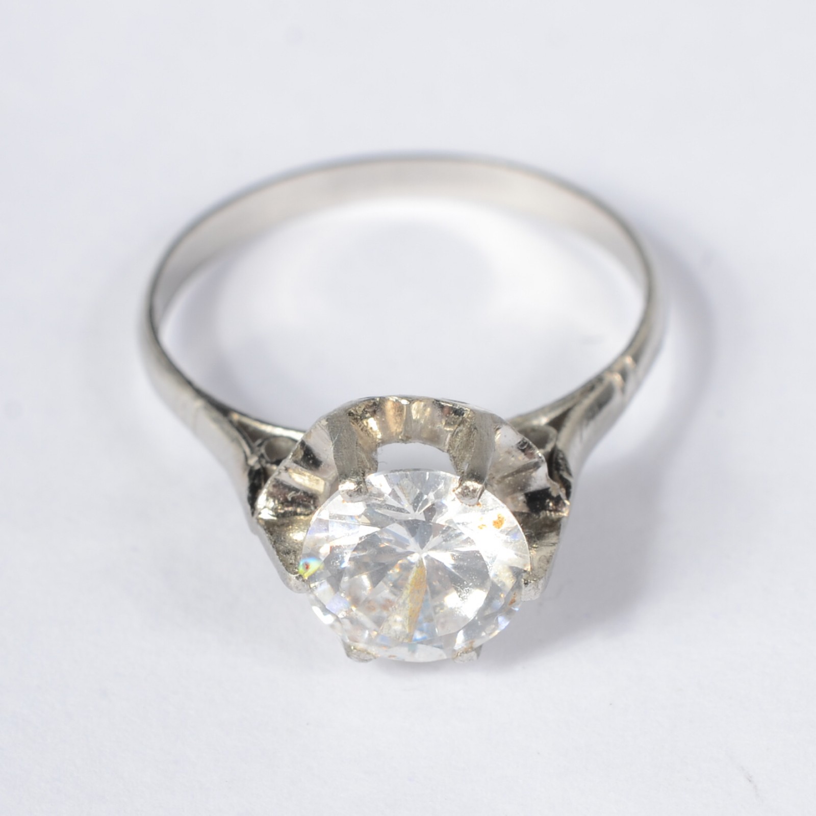 Anel de ouro branco com uma safira branca. Aro 14. Peso: 2,9g. (Por... - foto 2 de 6