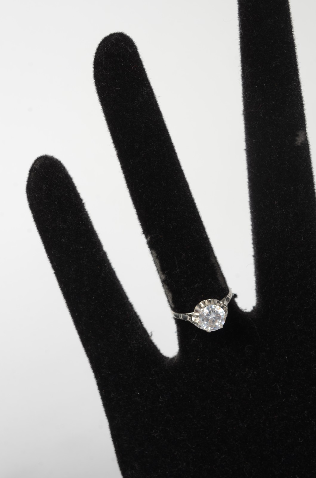 Anel de ouro branco com uma safira branca. Aro 14. Peso: 2,9g. (Por... - foto 5 de 6