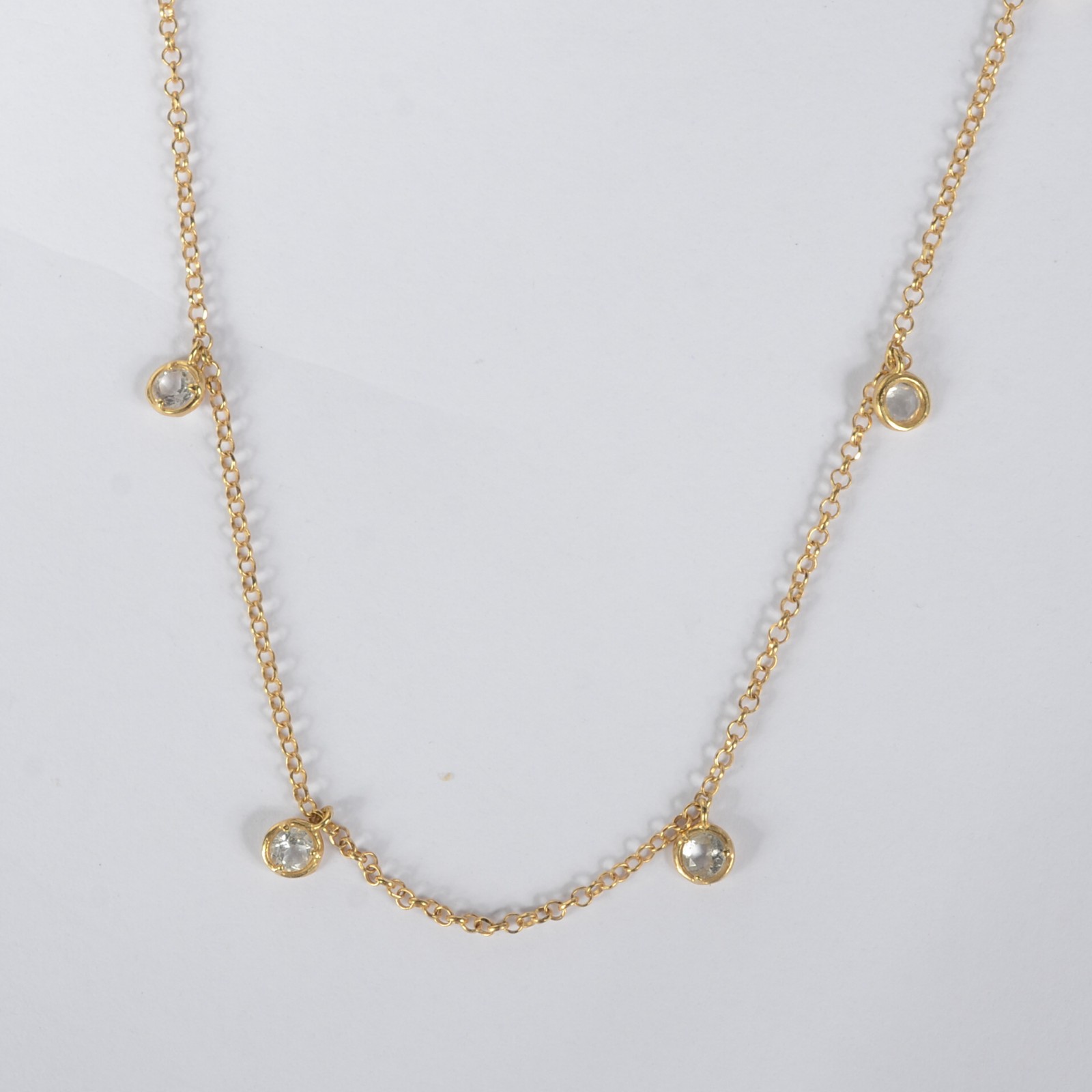 Gargantilha de ouro 18k com intercalado de safiras brancas. Peso... - foto 1 de 6