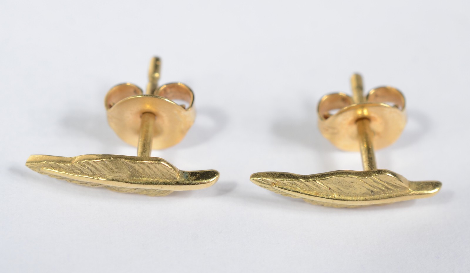 Par de brincos de ouro amarelo 18k, modelo folha. Peso : 1,3 g (Por... - foto 1 de 6