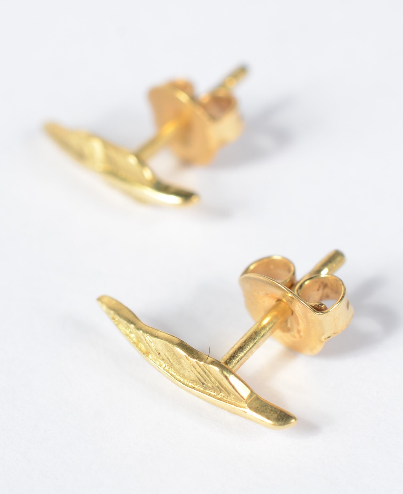 Par de brincos de ouro amarelo 18k, modelo folha. Peso : 1,3 g (Por... - foto 2 de 6