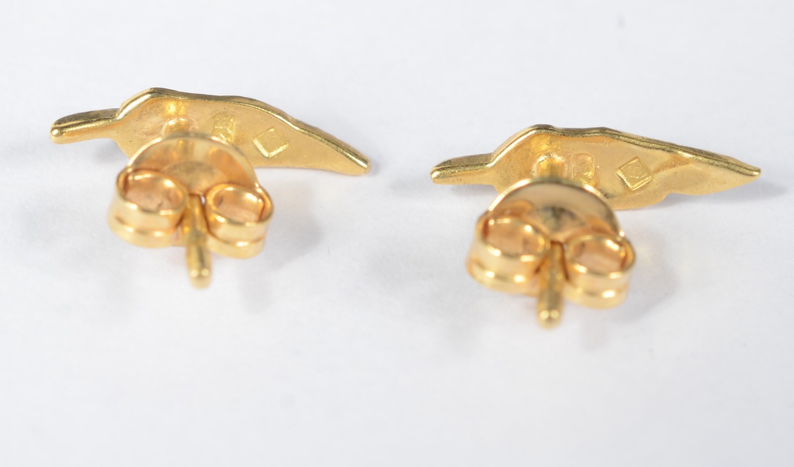 Par de brincos de ouro amarelo 18k, modelo folha. Peso : 1,3 g (Por... - foto 3 de 6