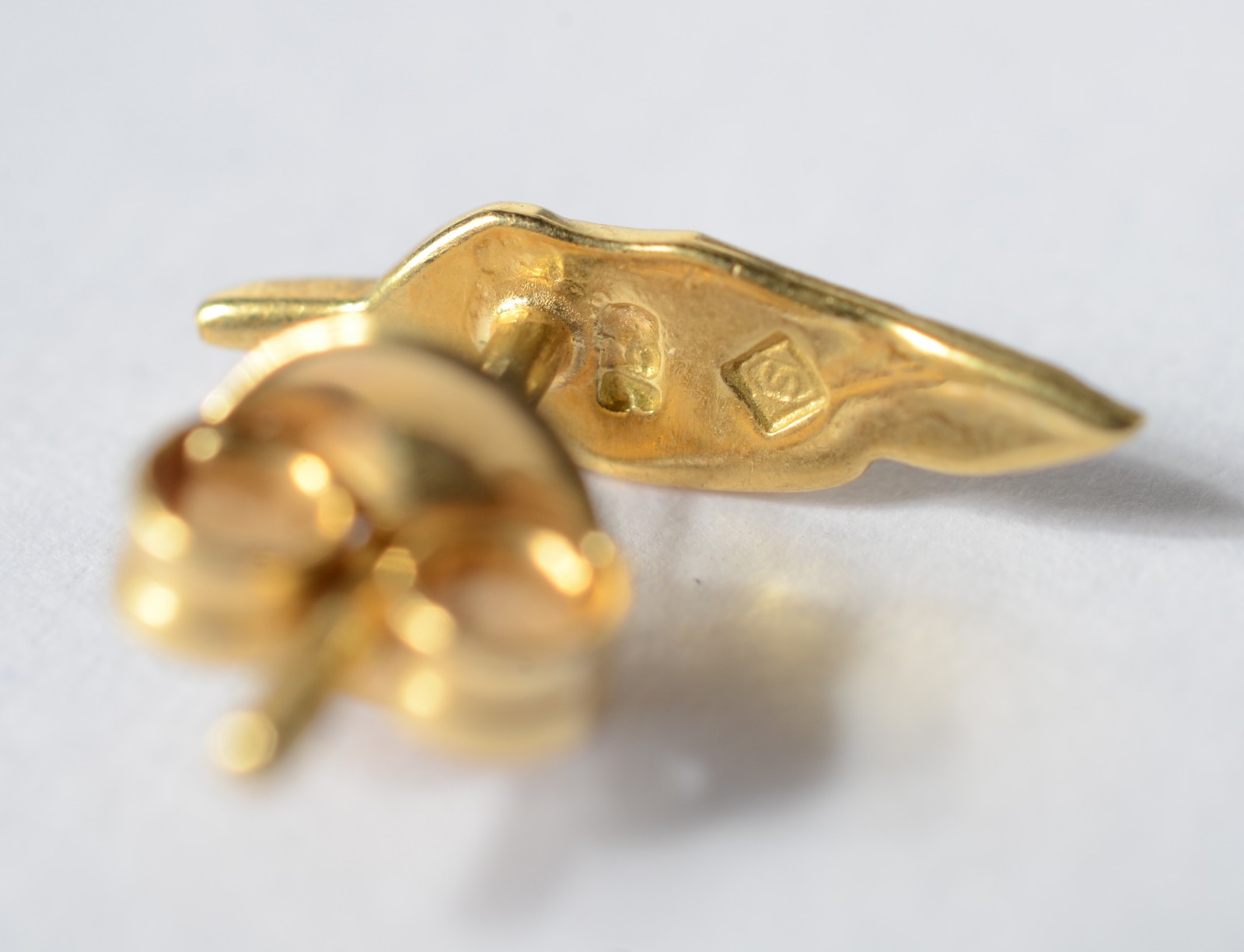 Par de brincos de ouro amarelo 18k, modelo folha. Peso : 1,3 g (Por... - foto 4 de 6