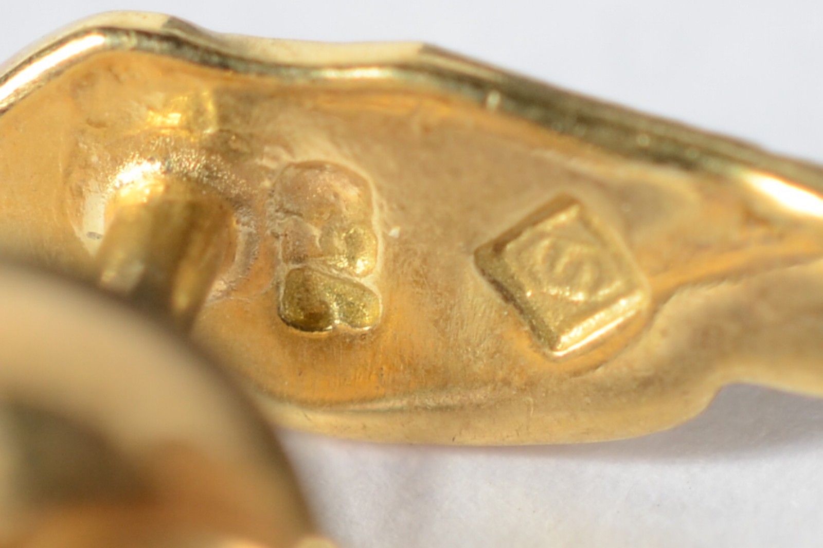 Par de brincos de ouro amarelo 18k, modelo folha. Peso : 1,3 g (Por... - foto 5 de 6