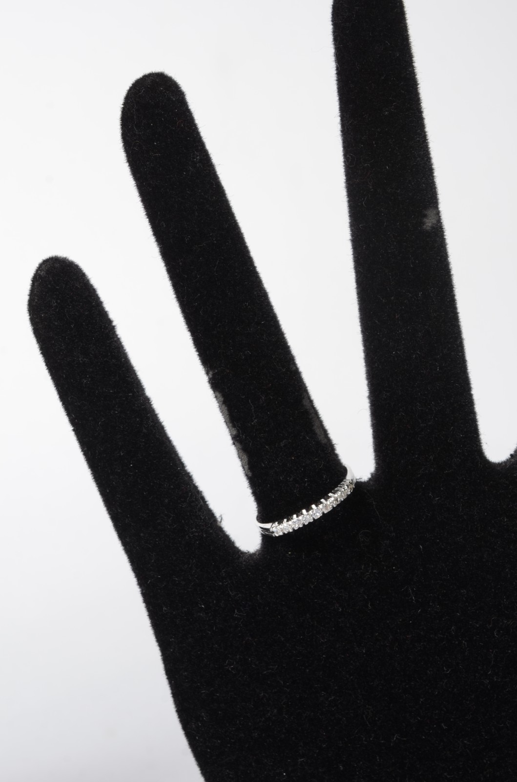 Meia aliança de ouro branco cravada com 10 brilhantes. Peso: 1,8g... - foto 6 de 6