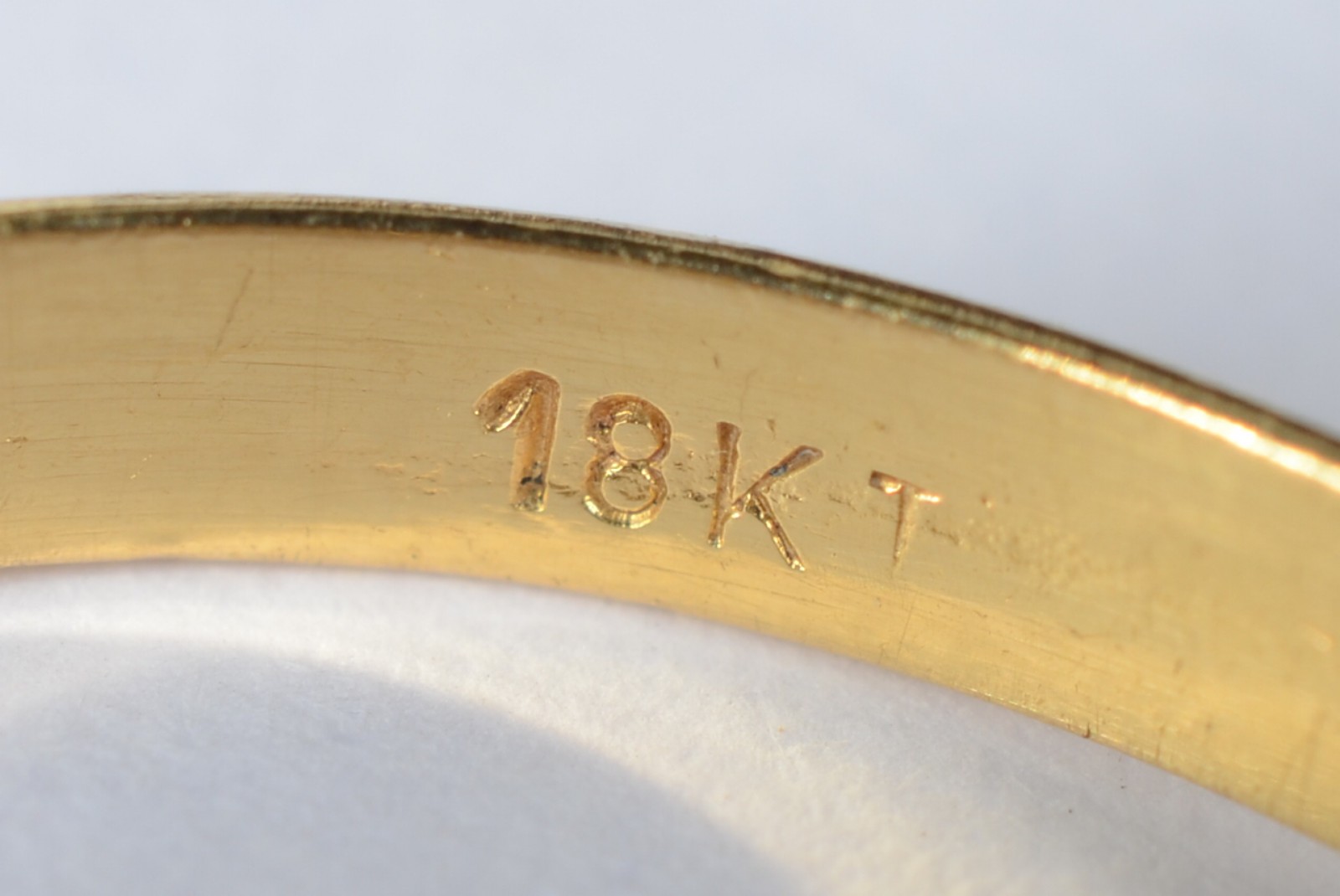 Anel de ouro amarelo 750 modelo bola e cravejado com mini brilhantes... - foto 4 de 6