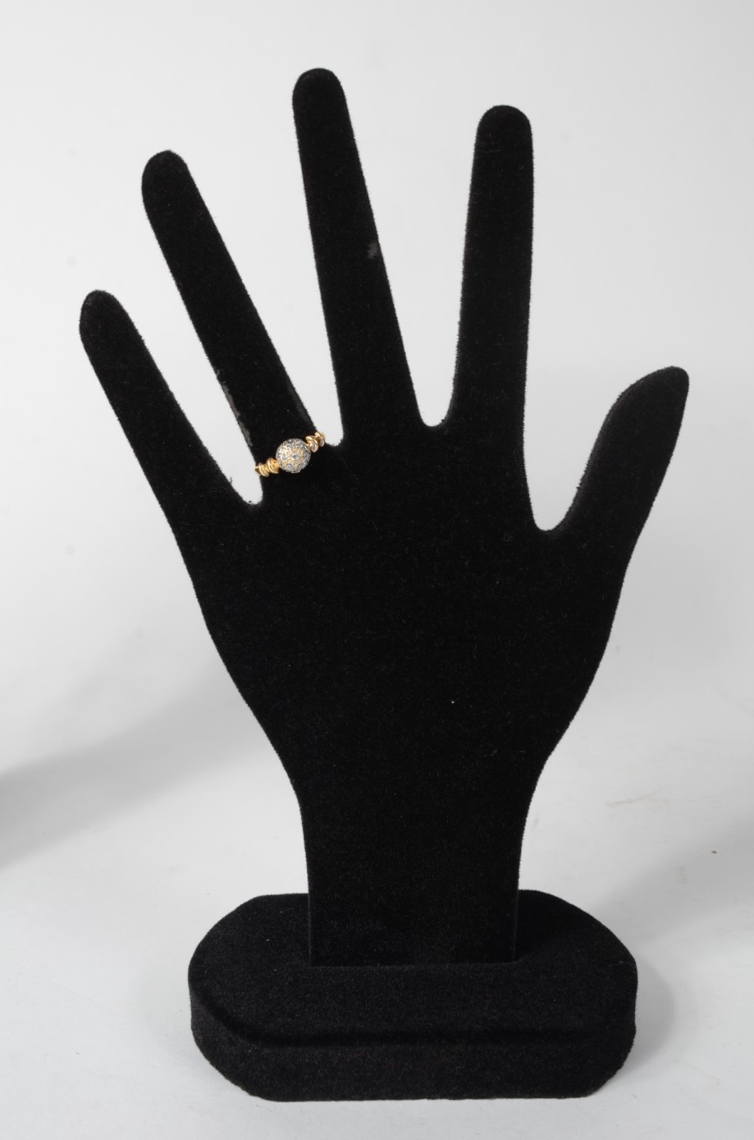 Anel de ouro amarelo 750 modelo bola e cravejado com mini brilhantes... - foto 5 de 6