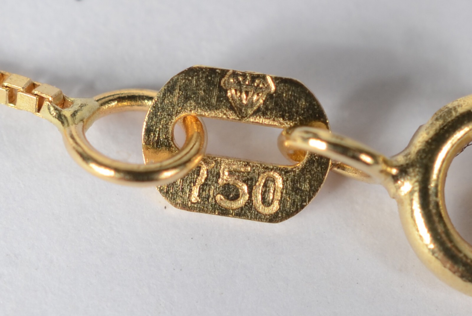 Colar de ouro amarelo 750, com pingente no feitio de Nossa Senhora... - foto 4 de 5