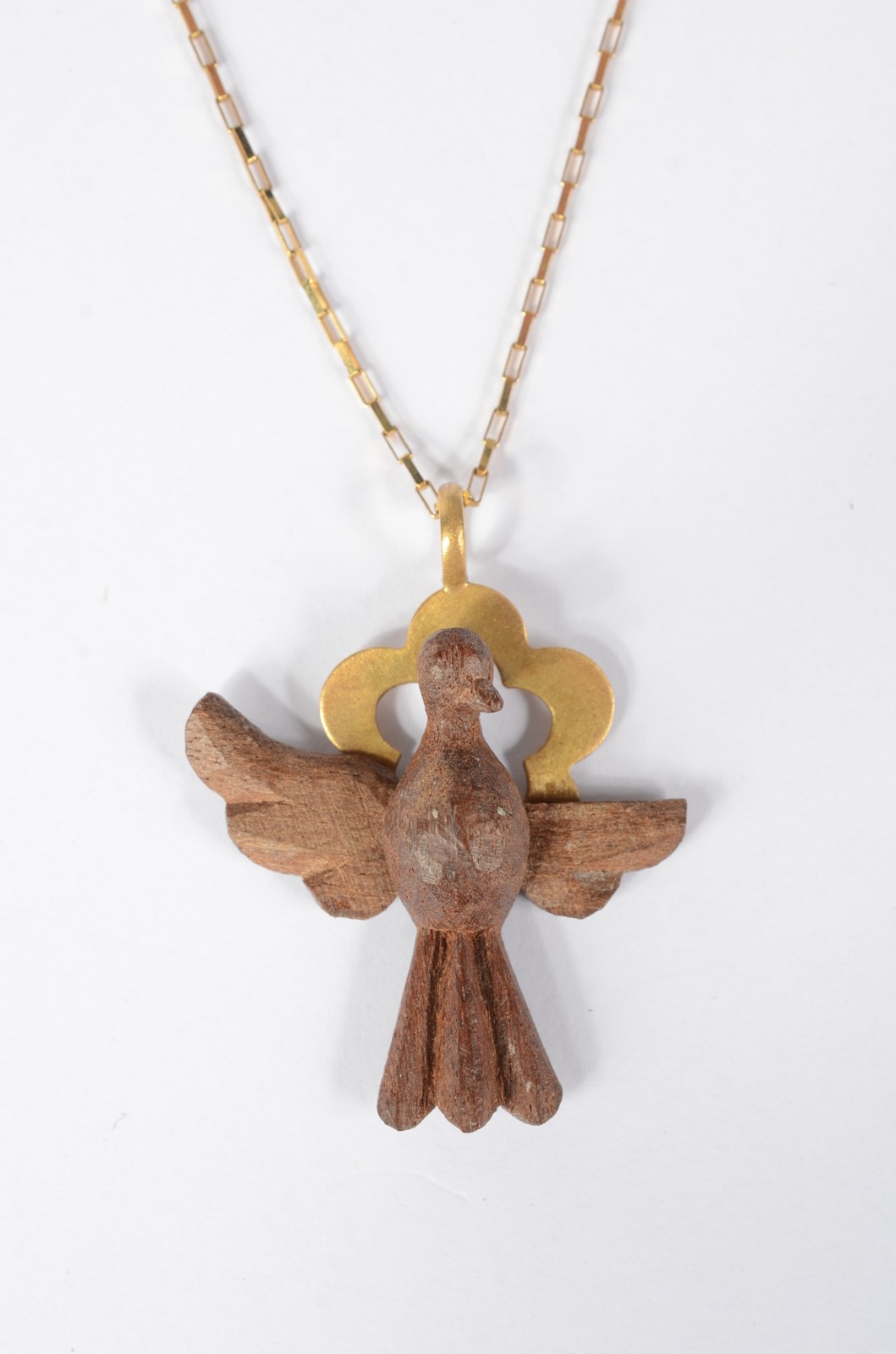 Colar de ouro 750 com pingente representando pomba da paz de madeira... - foto 1 de 5