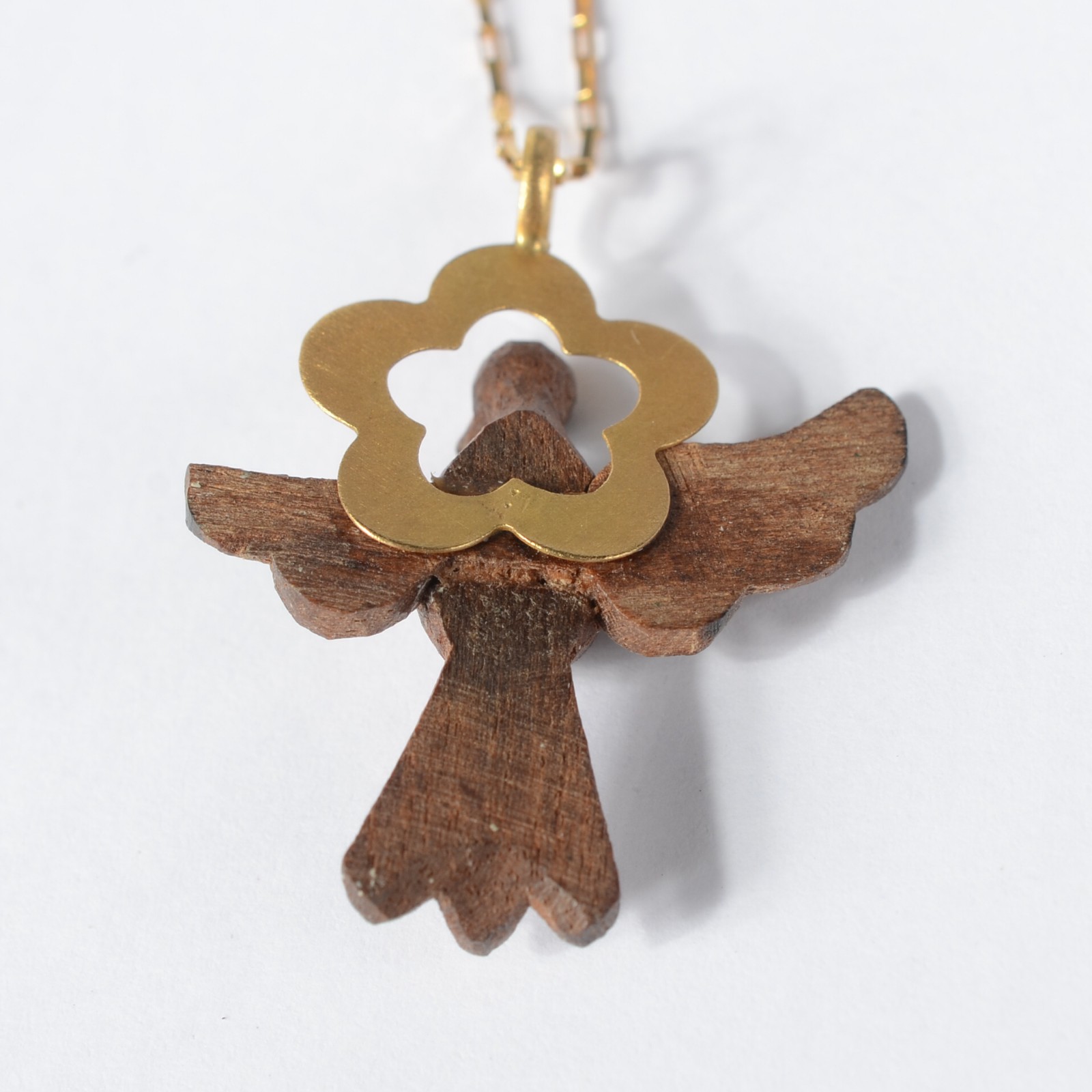 Colar de ouro 750 com pingente representando pomba da paz de madeira... - foto 3 de 5