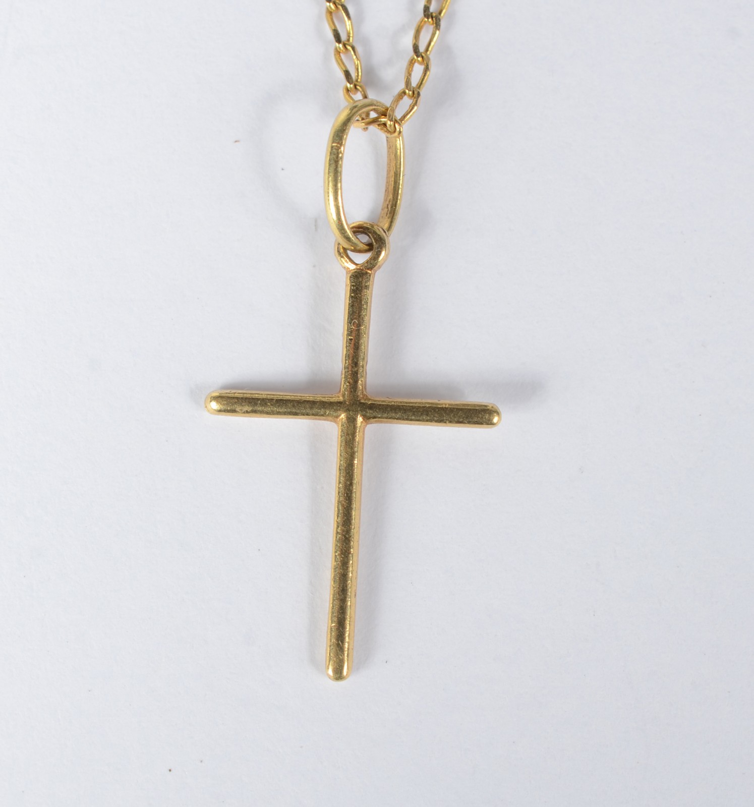 Colar de ouro amarelo 750 com cruz. Peso: 1,9g. (Por motivos de... - foto 3 de 5