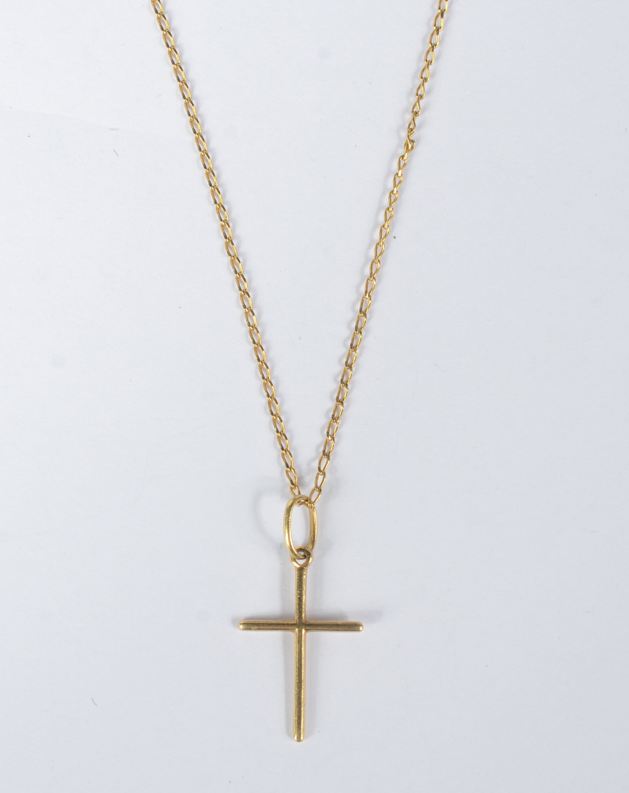 Colar de ouro amarelo 750 com cruz. Peso: 1,9g. (Por motivos de... - foto 1 de 5