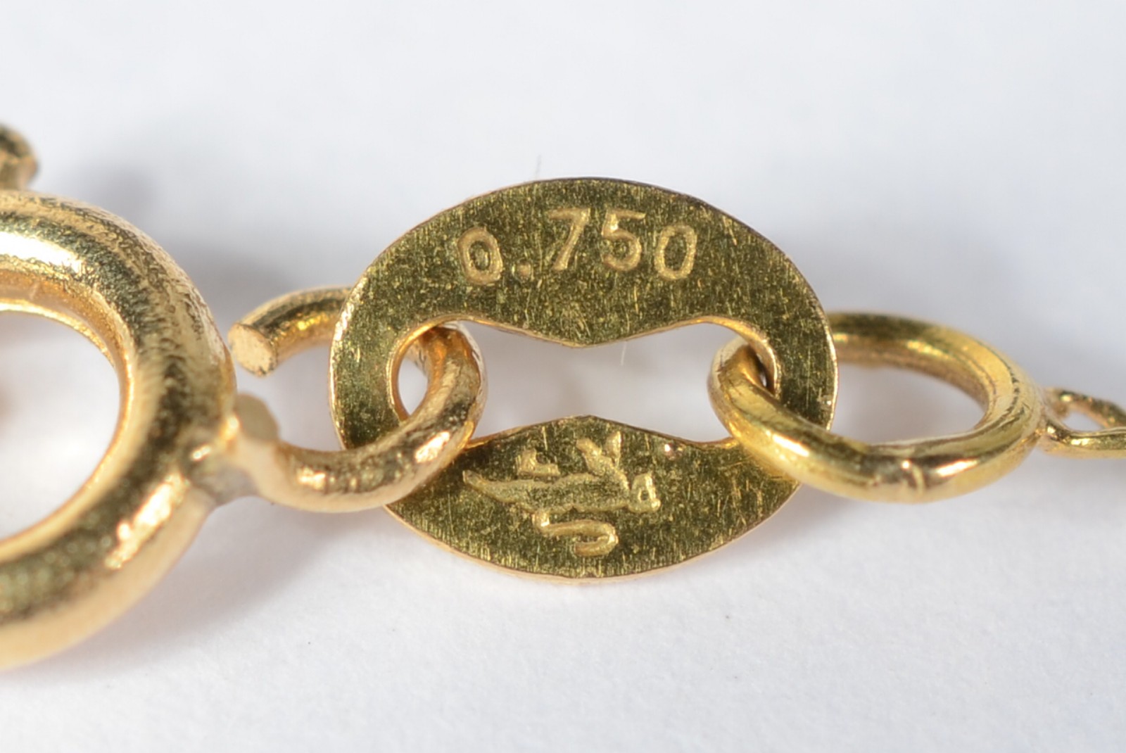 Colar de ouro amarelo 750 com cruz. Peso: 1,9g. (Por motivos de... - foto 5 de 5