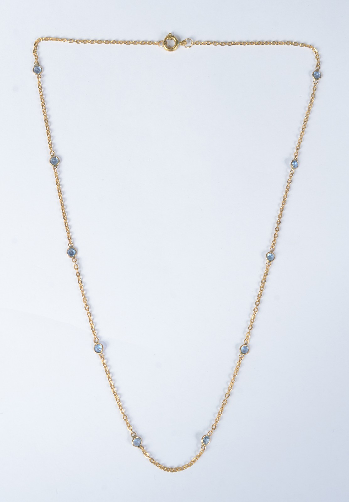 Gargantilha de ouro 18k intercalada com pedras azuis. Peso: 25g. (Por... - foto 2 de 6