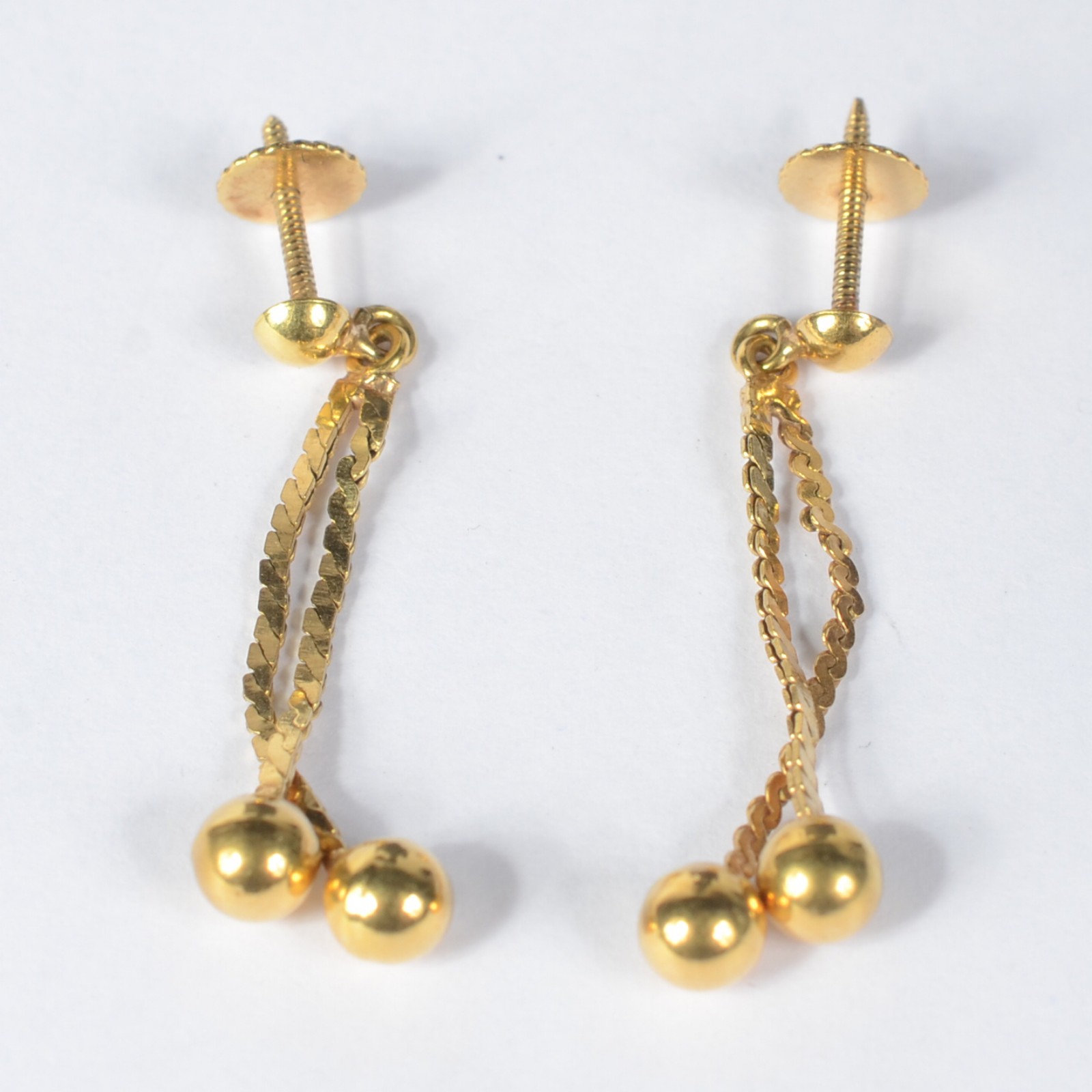 Par de brincos modelo bolinha pendente ouro 750. Peso: 1,8g. (Por... - foto 1 de 5