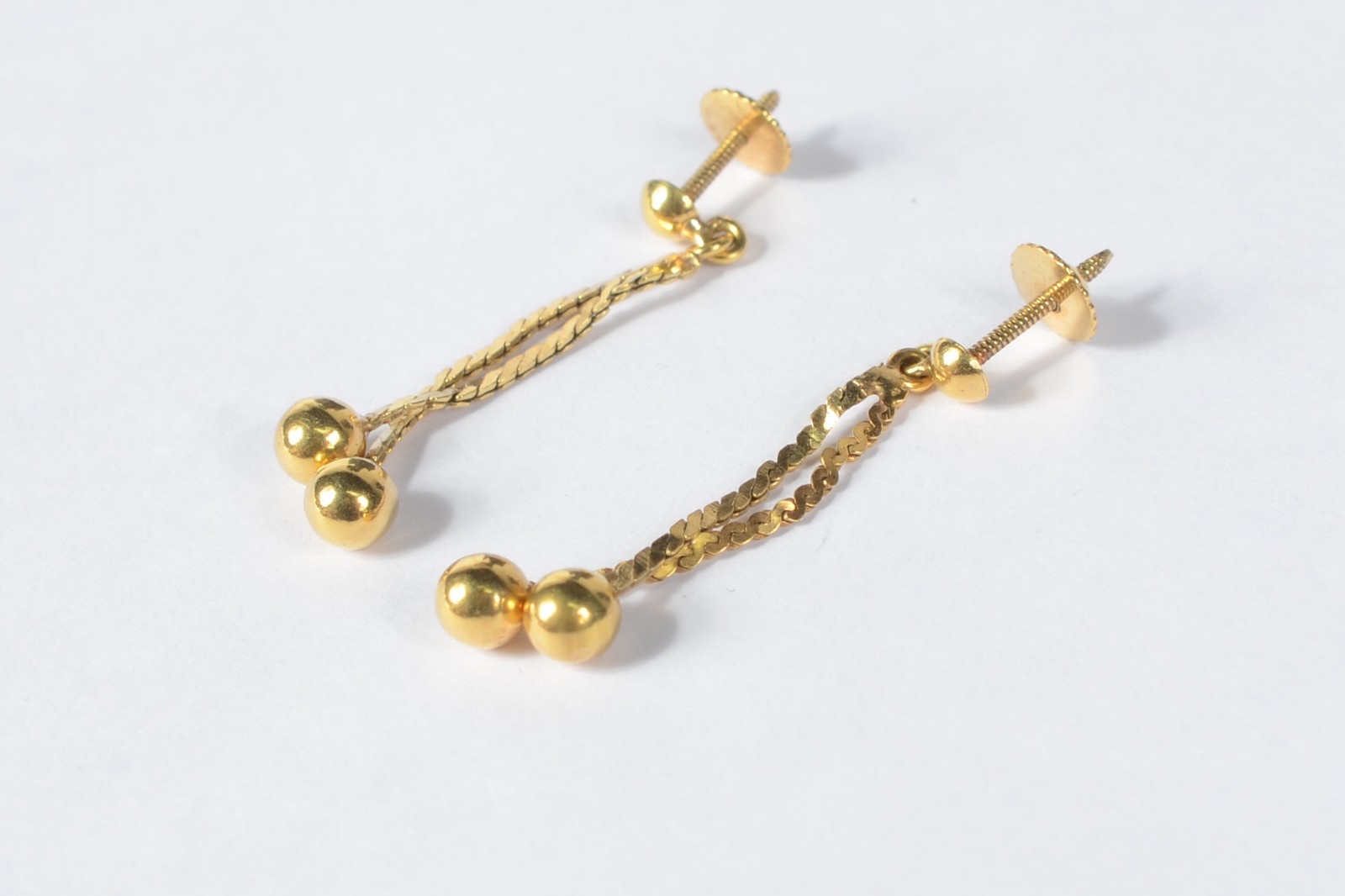 Par de brincos modelo bolinha pendente ouro 750. Peso: 1,8g. (Por... - foto 2 de 5
