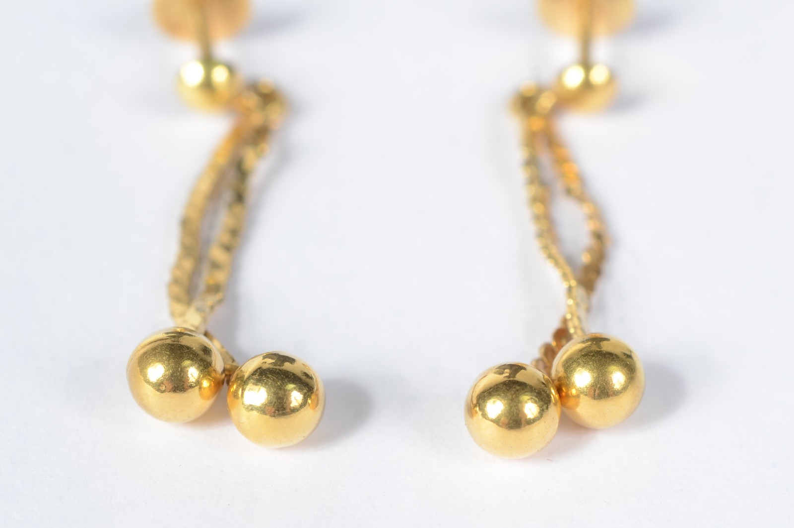 Par de brincos modelo bolinha pendente ouro 750. Peso: 1,8g. (Por... - foto 3 de 5