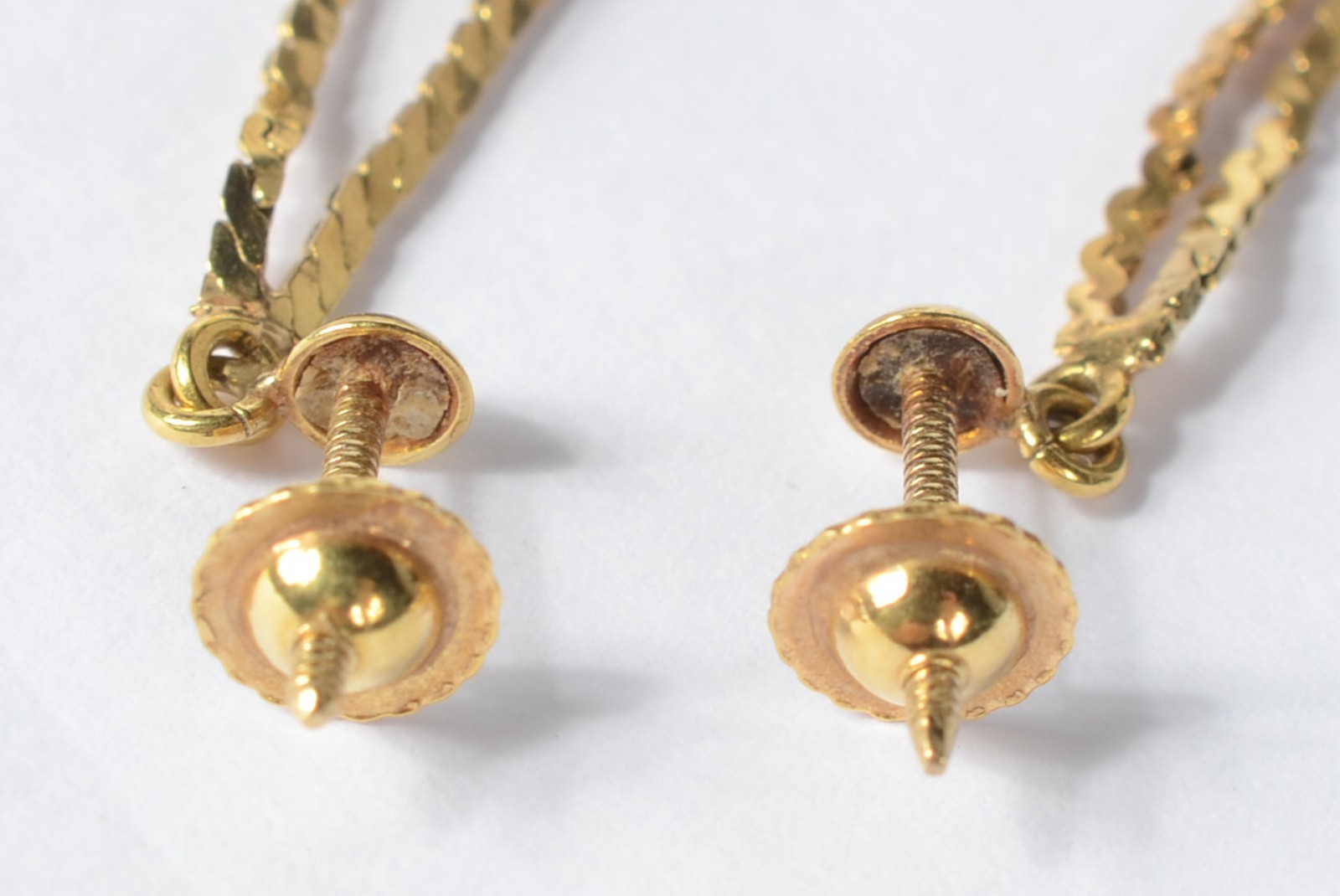 Par de brincos modelo bolinha pendente ouro 750. Peso: 1,8g. (Por... - foto 4 de 5