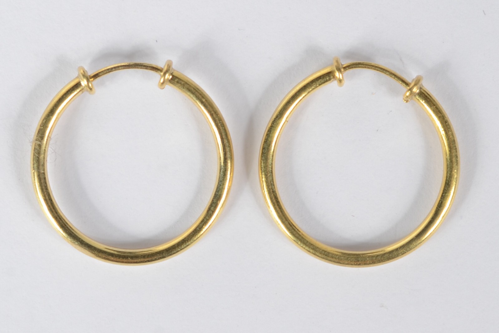Par de brincos de ouro amarelo 16k modelo argolas. Peso: 1,2g. (Por... - foto 1 de 3