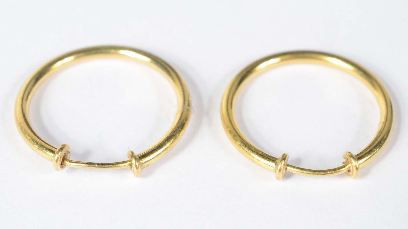 Par de brincos de ouro amarelo 16k modelo argolas. Peso: 1,2g. (Por... - foto 2 de 3
