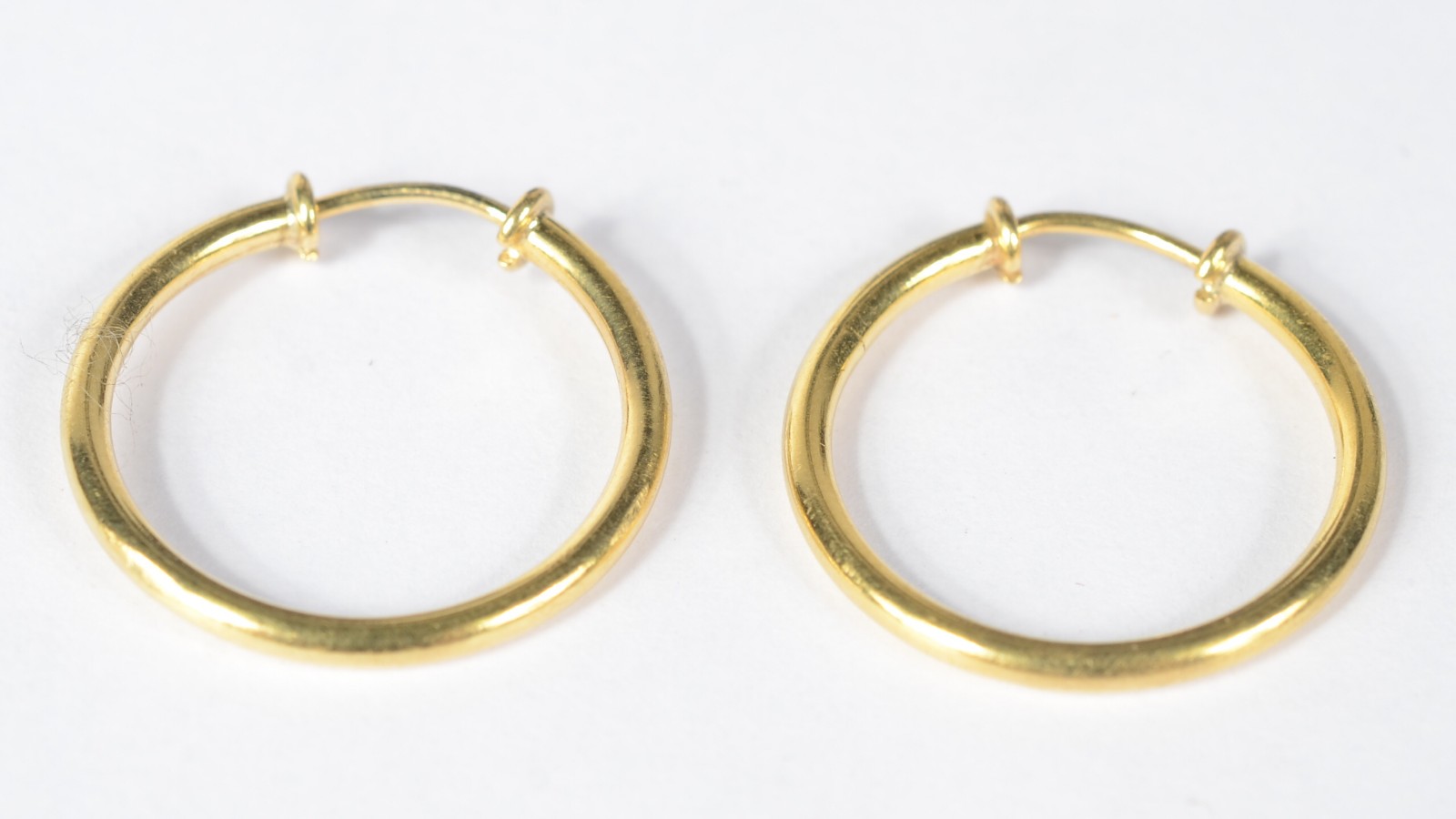 Par de brincos de ouro amarelo 16k modelo argolas. Peso: 1,2g. (Por... - foto 3 de 3