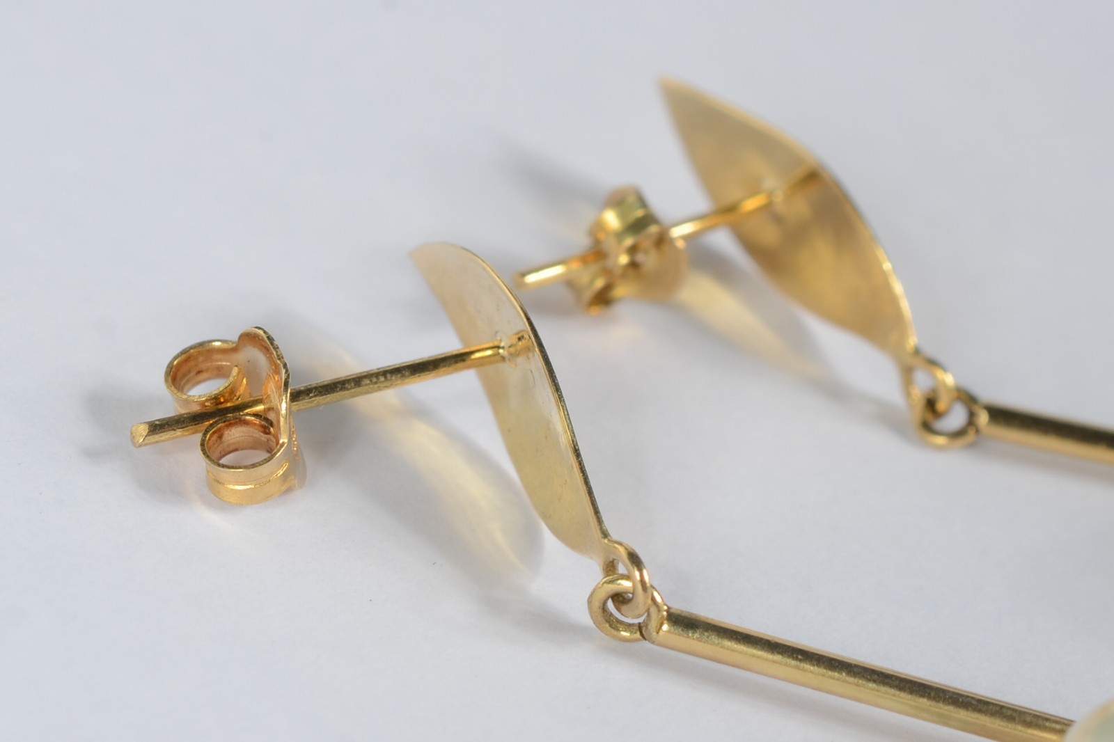 Par de brincos de ouro amarelo 750 com 2 pérolas. Peso: 4,2g (Por... - foto 3 de 5