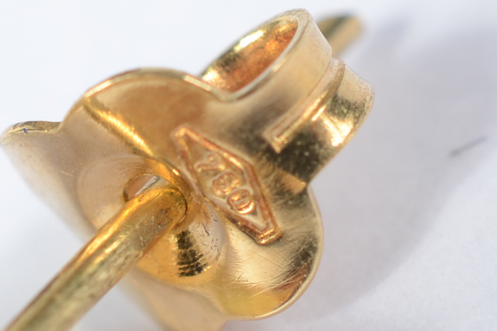 Par de brincos de ouro amarelo 750 com 2 pérolas. Peso: 4,2g (Por... - foto 5 de 5