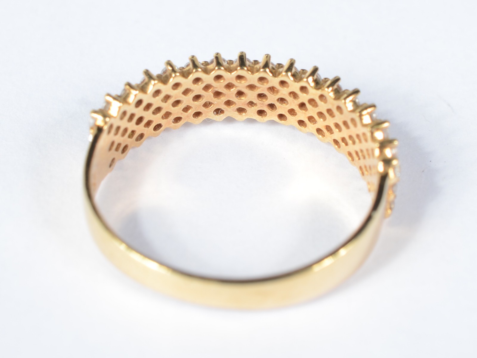 Anel de ouro amarelo 750 cravejado com safiras brancas, aro 14... - foto 4 de 7