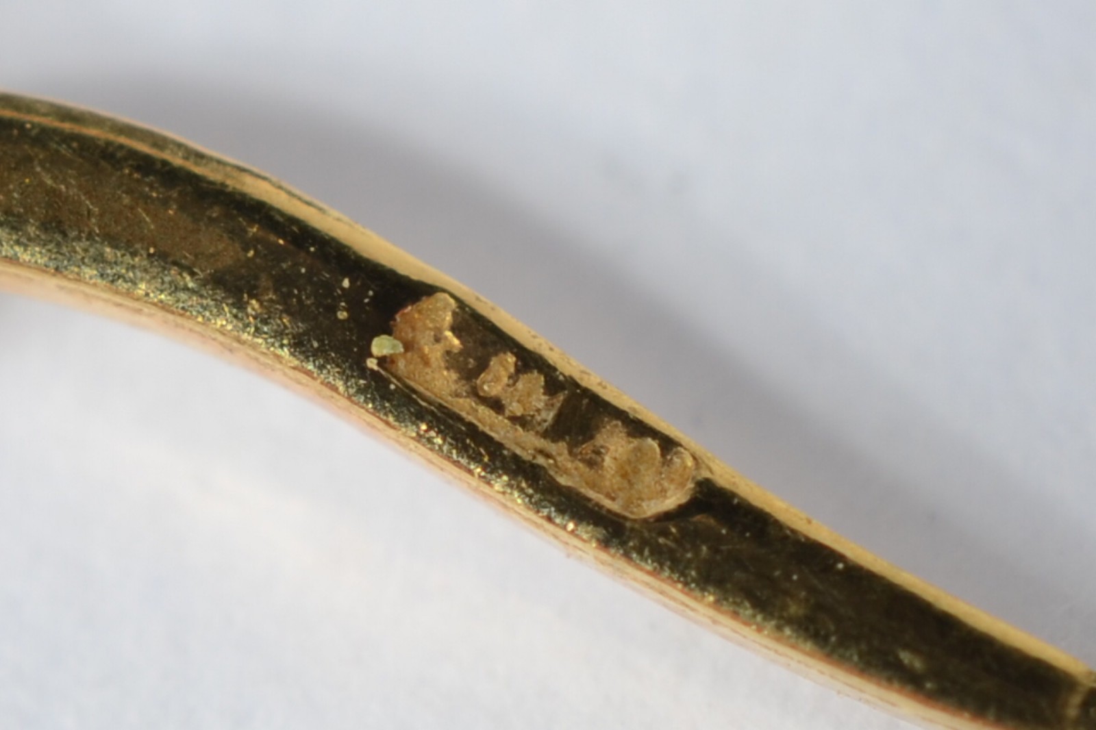Par de brincos de ouro 18k, feitio argolas. Peso 1,2g. (Por motivos... - foto 4 de 4