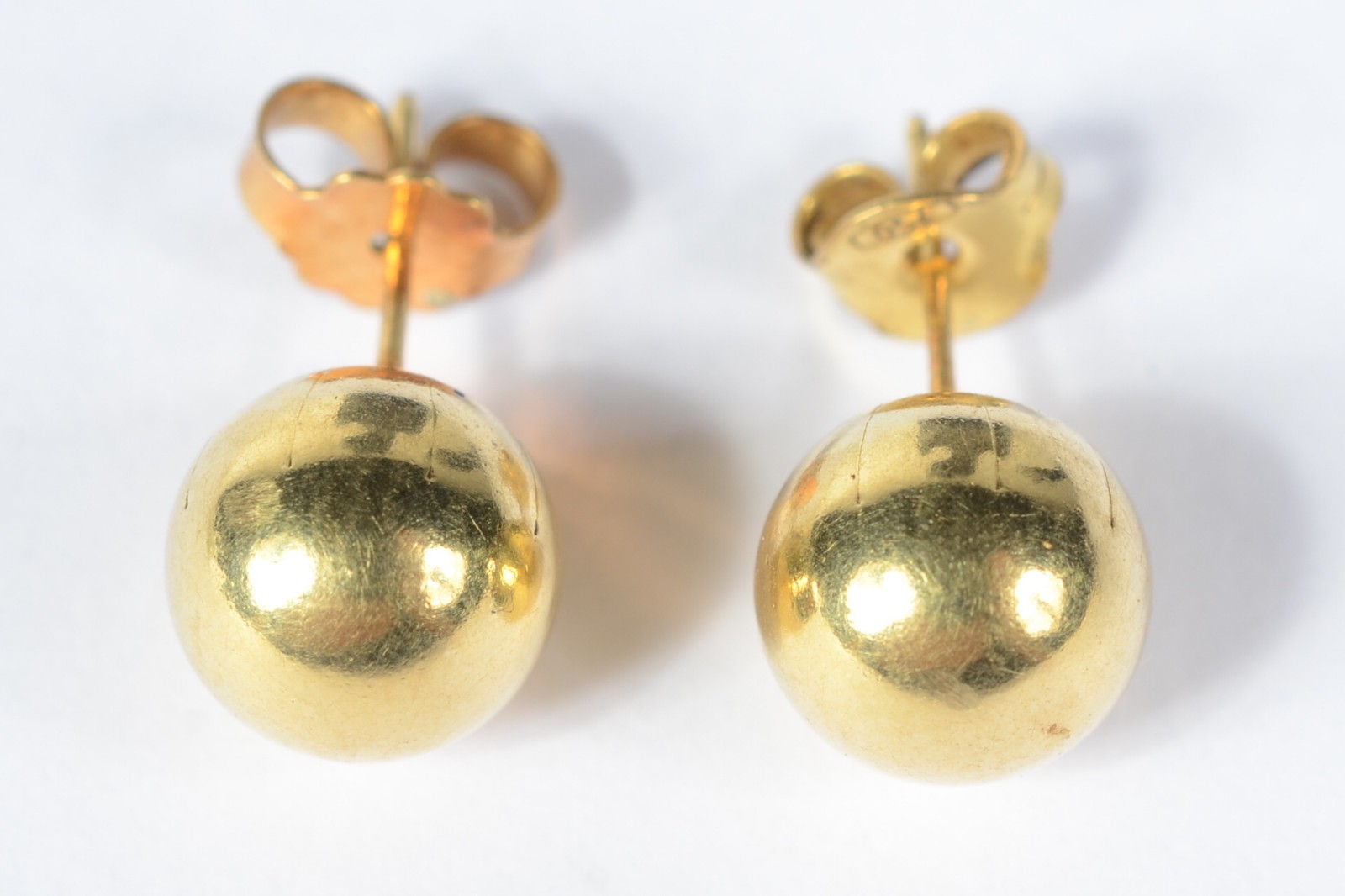 Par de brincos de ouro amarelo 18k, feitio bolinha. Pesp1,6g. (Por... - foto 1 de 5