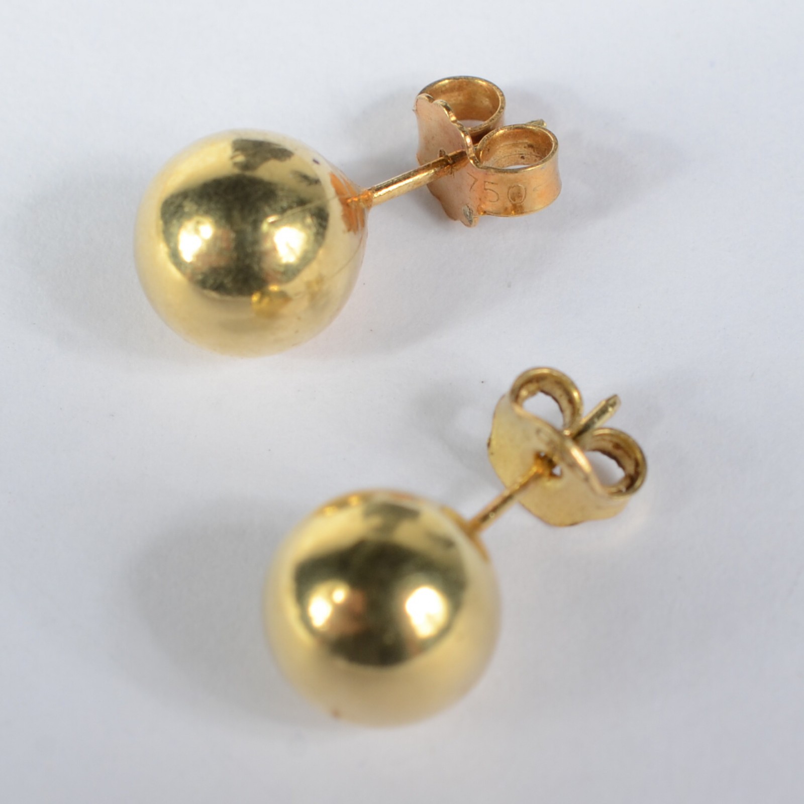 Par de brincos de ouro amarelo 18k, feitio bolinha. Pesp1,6g. (Por... - foto 2 de 5