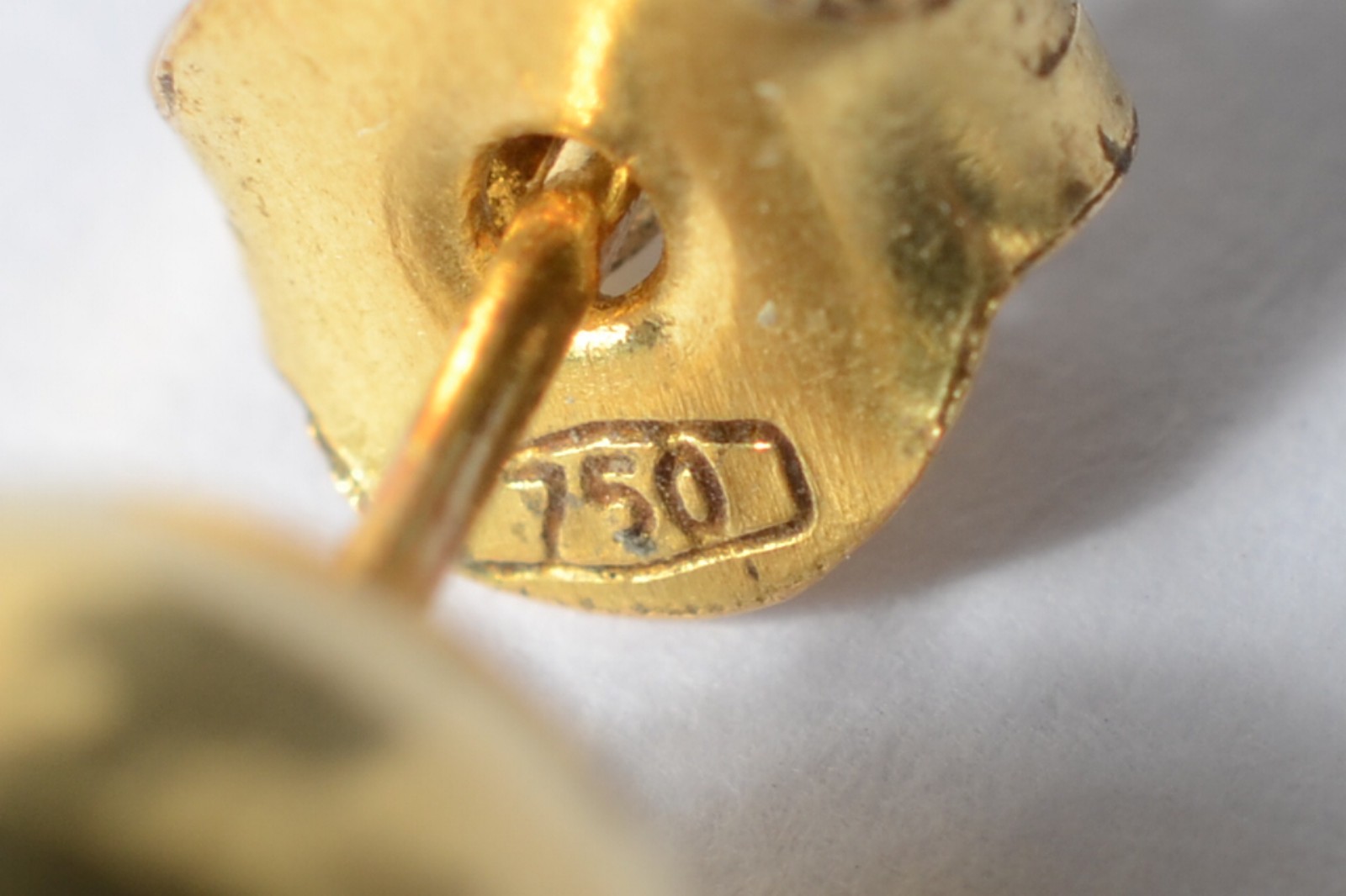 Par de brincos de ouro amarelo 18k, feitio bolinha. Pesp1,6g. (Por... - foto 5 de 5