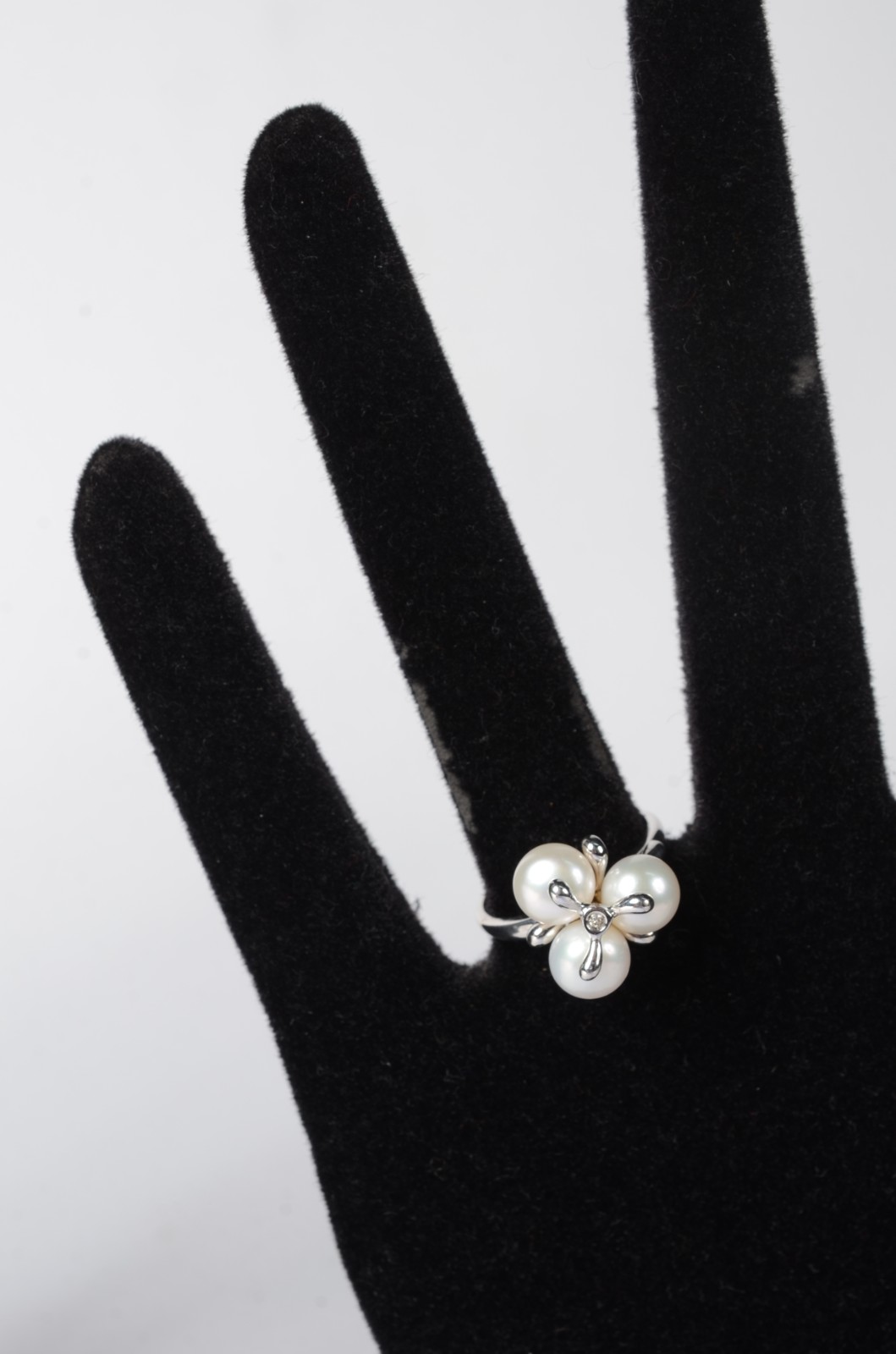 Anel de ouro branco 750 com 3 pérolas. Aro 22. Peso 5,5g. (Por... - foto 5 de 6
