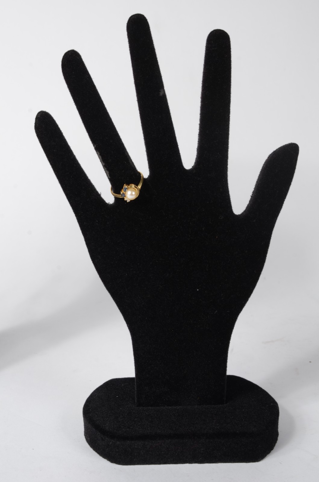 Anel de ouro amarelo 750 com pérola central, 2 brilhantes e 3 safiras... - foto 5 de 6