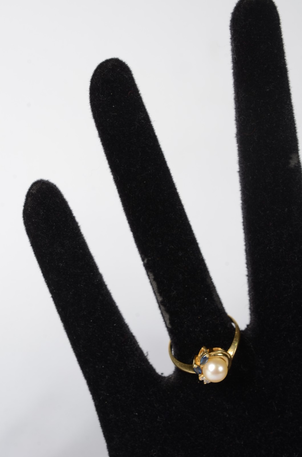 Anel de ouro amarelo 750 com pérola central, 2 brilhantes e 3 safiras... - foto 6 de 6