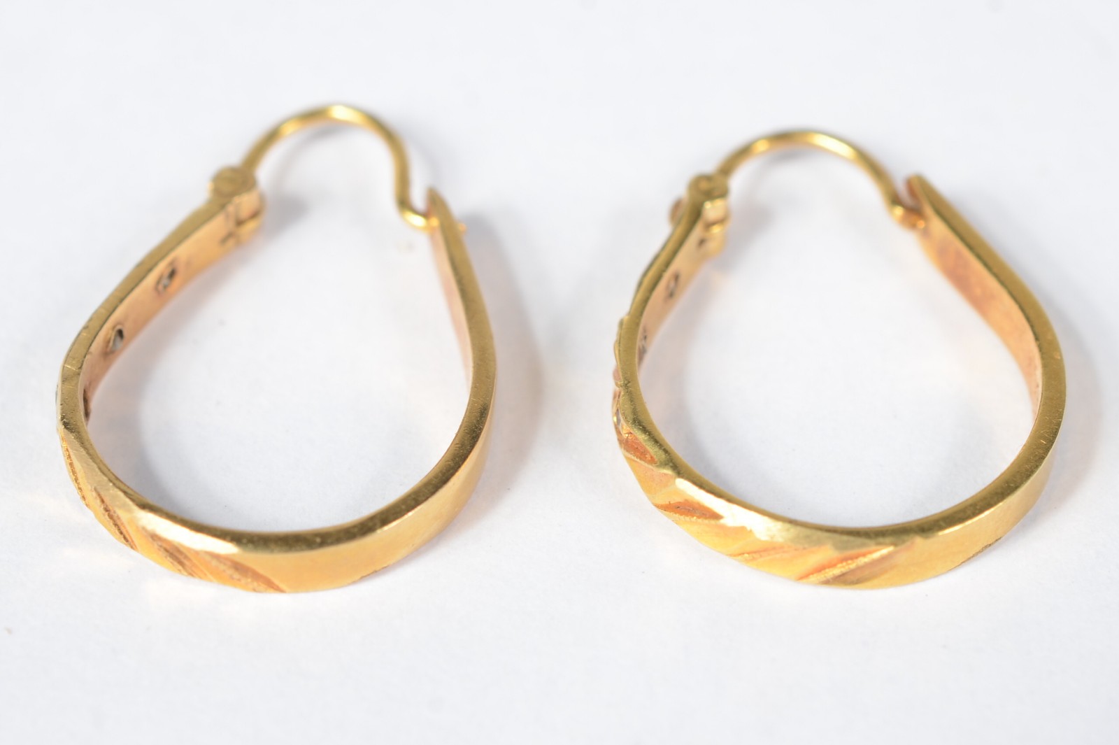 Par de brincos de ouro amarelo 18k modelo oval cravejado com safiras... - foto 1 de 4