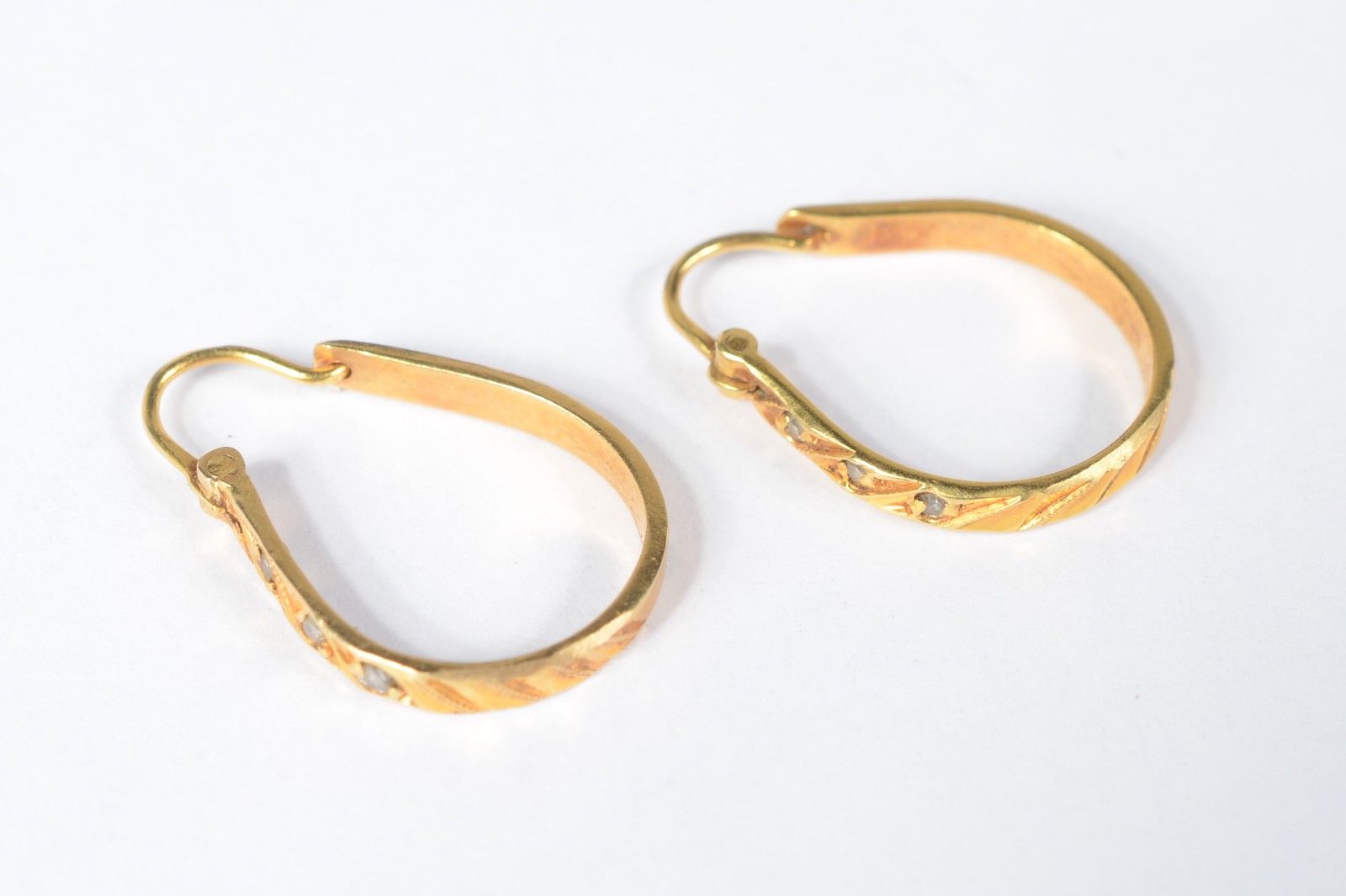Par de brincos de ouro amarelo 18k modelo oval cravejado com safiras... - foto 2 de 4