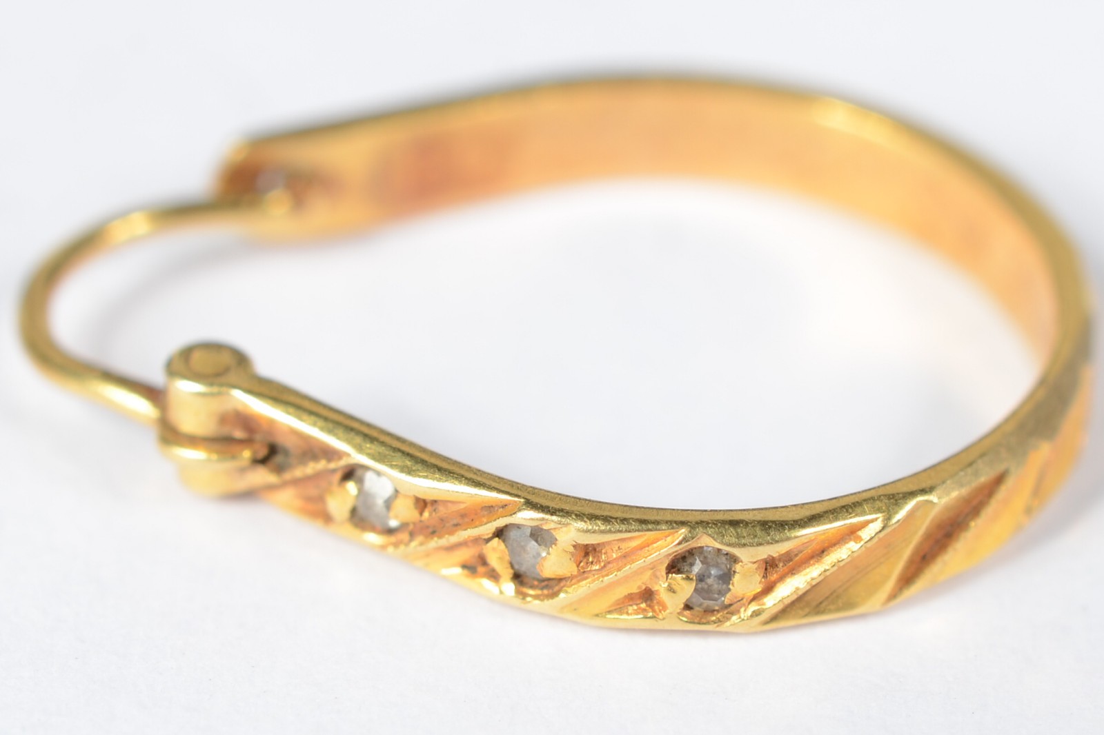 Par de brincos de ouro amarelo 18k modelo oval cravejado com safiras... - foto 3 de 4