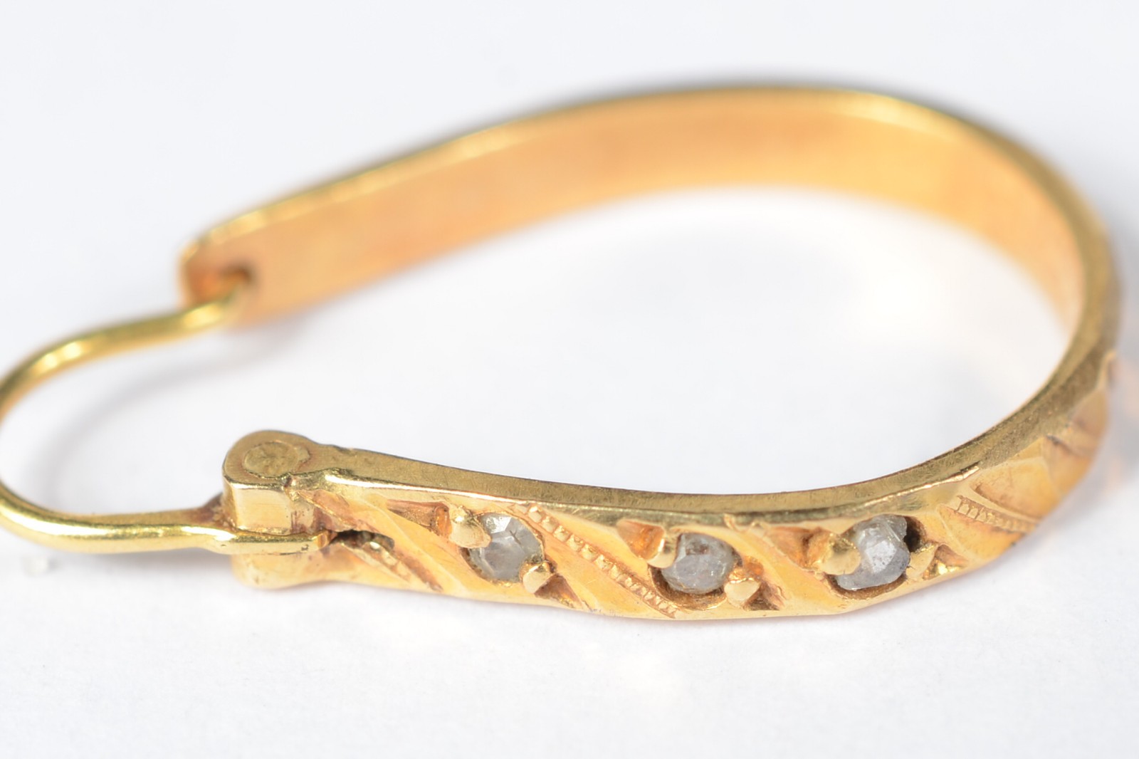 Par de brincos de ouro amarelo 18k modelo oval cravejado com safiras... - foto 4 de 4